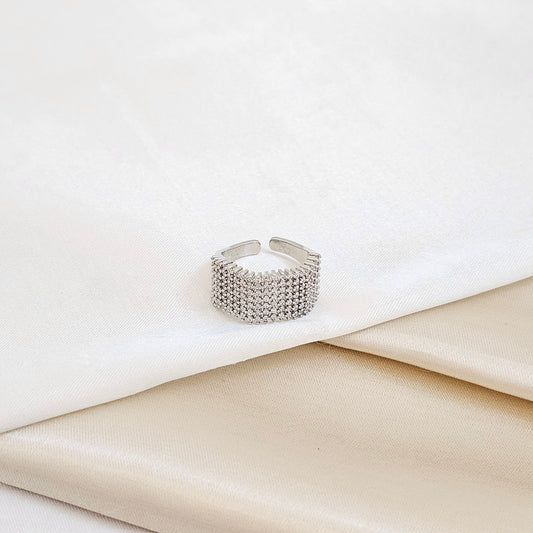 ANILLO GRUESO ONDULADO CON CIRCONES PLATEADO RF K7584