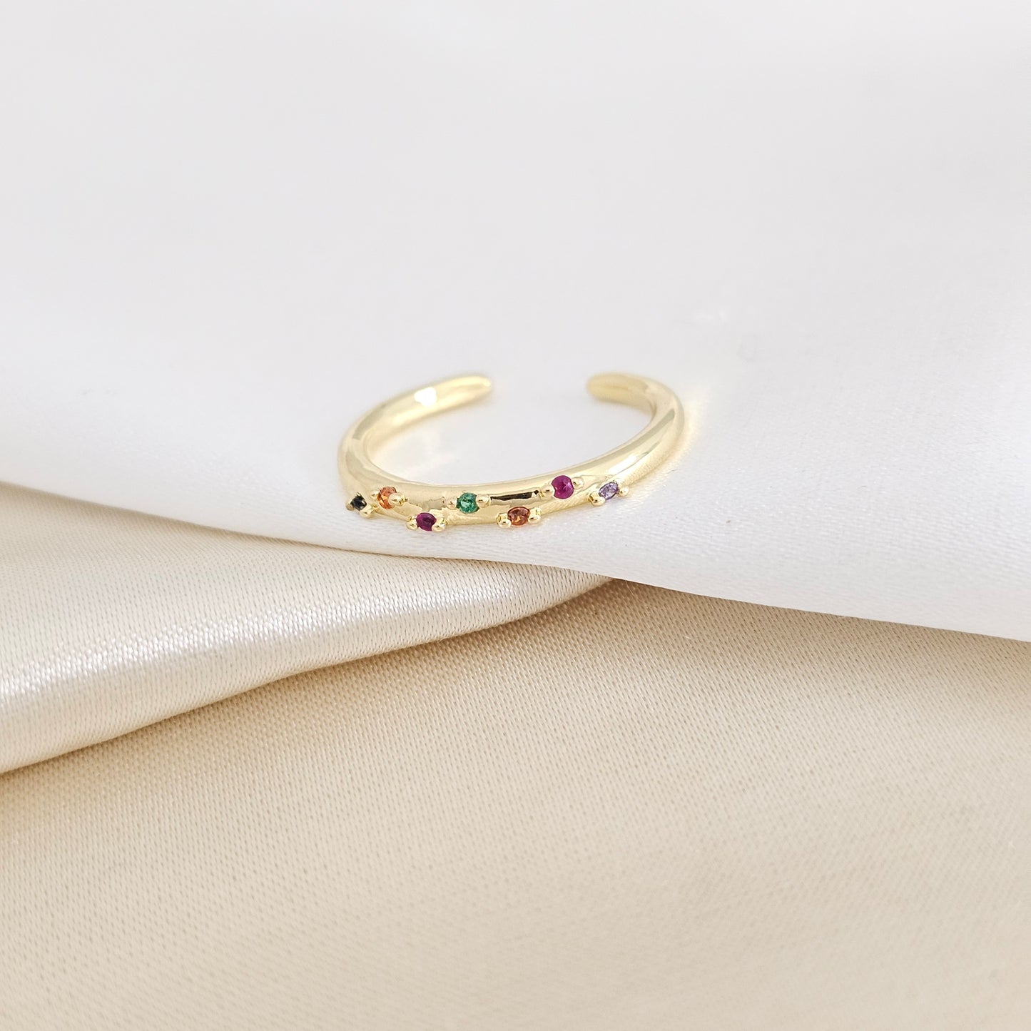 ANILLO LISO DORADO CON MINI CIRCONES DE COLORES RF K7932