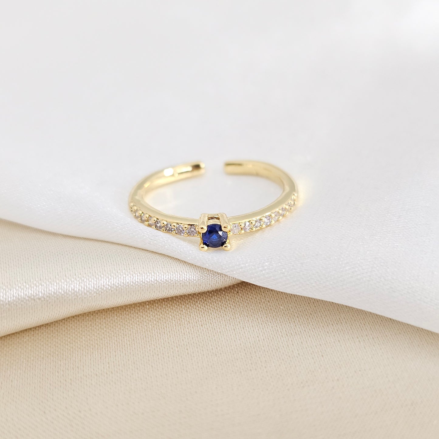 ANILLO DORADO CON CIRCON AZUL RF K7933