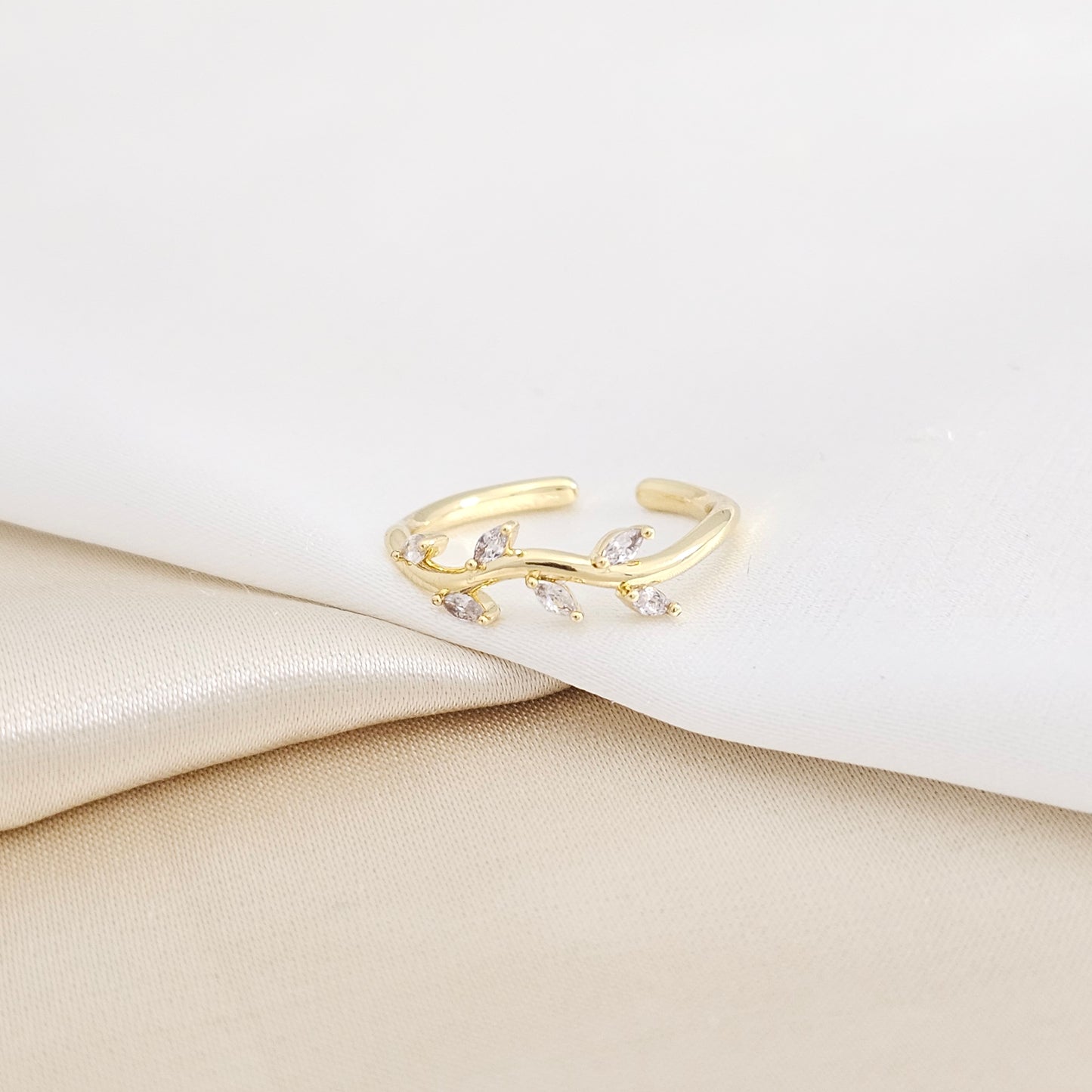 ANILLO MINI HOJAS CON CIRCONES DORADO RF K7939