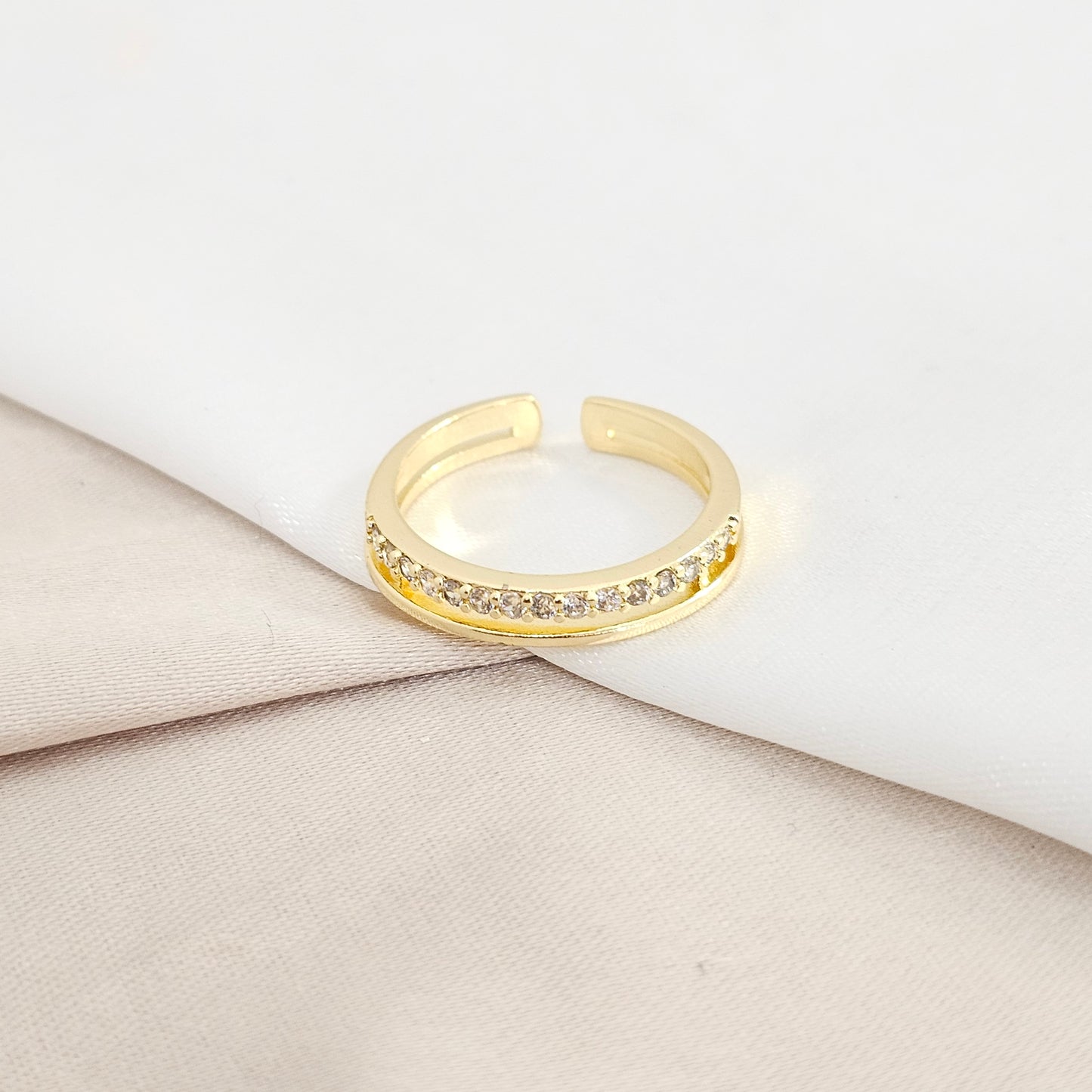 ANILLO DOBLE LINEA CON CIRCONES DORADO RF K8109
