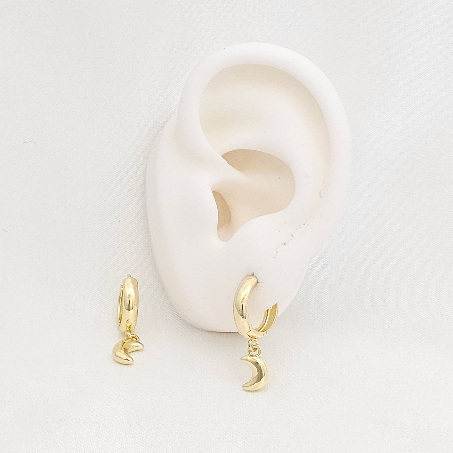 CANDONGA PEQUEÑA LISA DIJE MINI LUNA DORADO RF K7023
