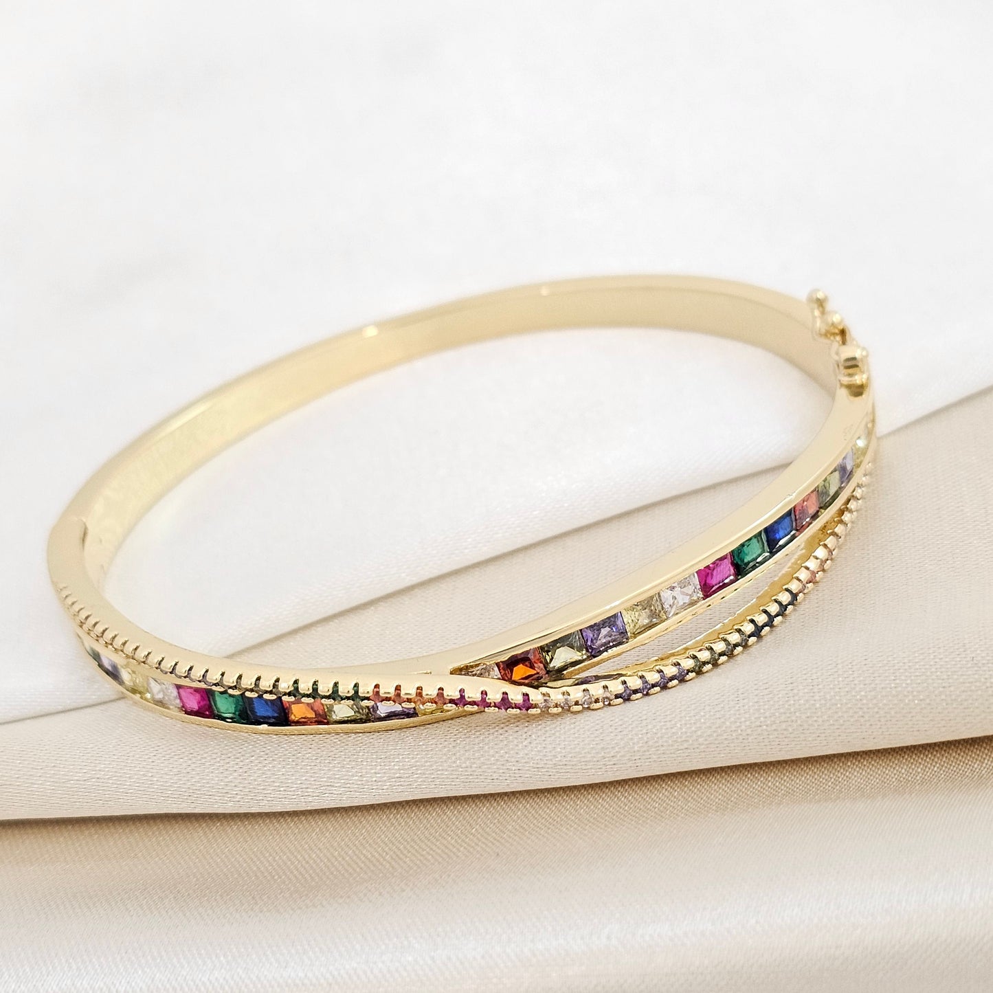 BRAZALETE LINEA CRUZADA DORADO CIRCONES DE COLORES RF K5700