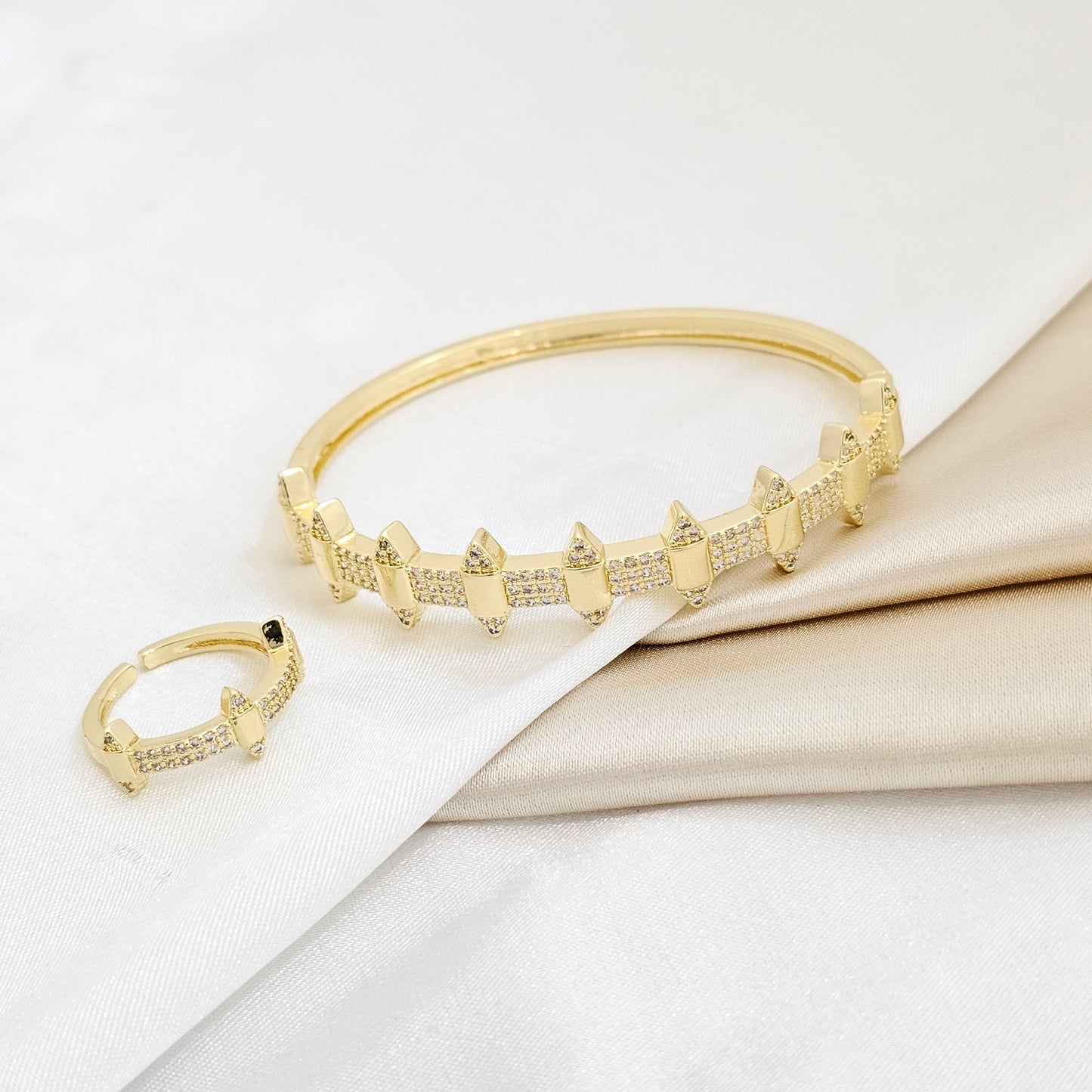 BRAZALETE Y ANILLO TRIANGULOS CON CIRCONES DORADO RF K5873