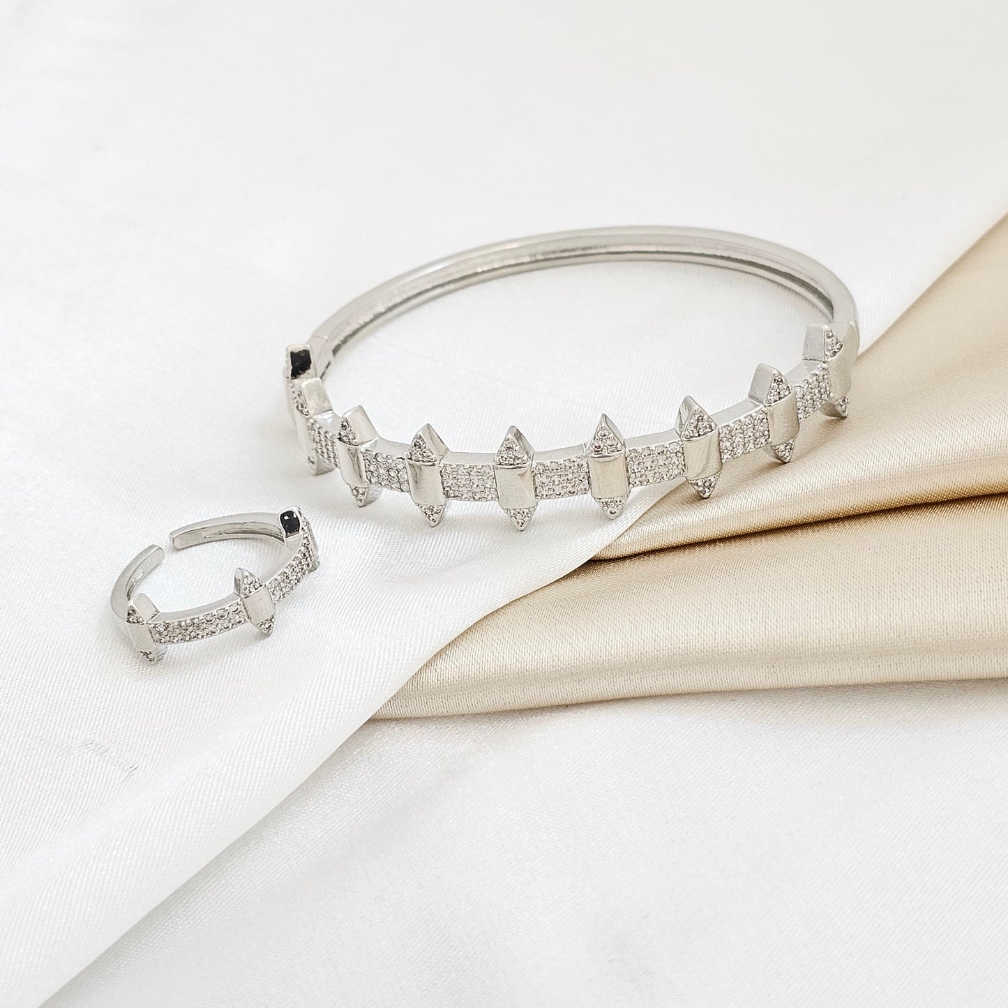 BRAZALETE Y ANILLO TRIANGULOS CON CIRCONES PLATEADO RF K5874