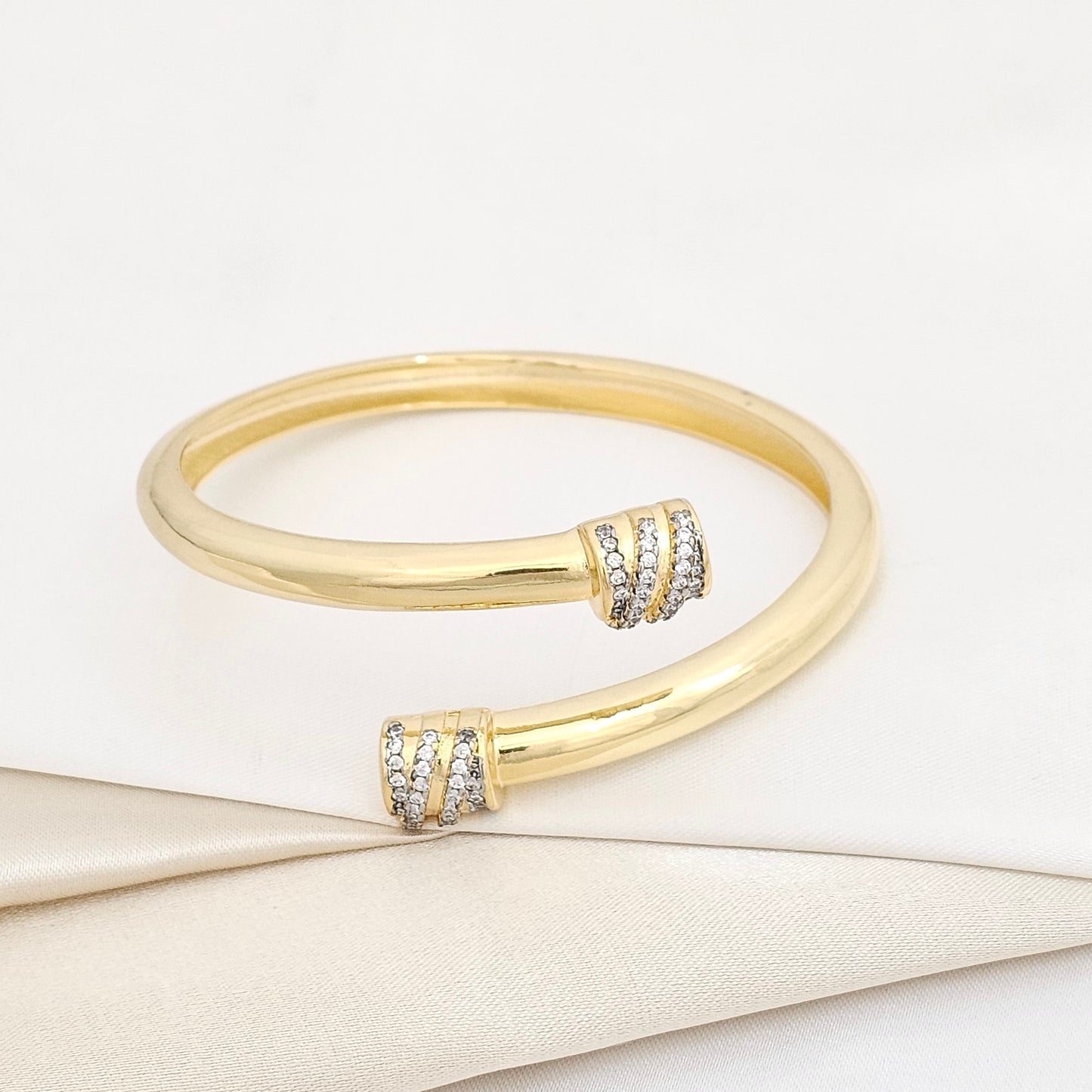 BRAZALETE DORADO LISO CON CIRCONES ONDULADOS RF K5941