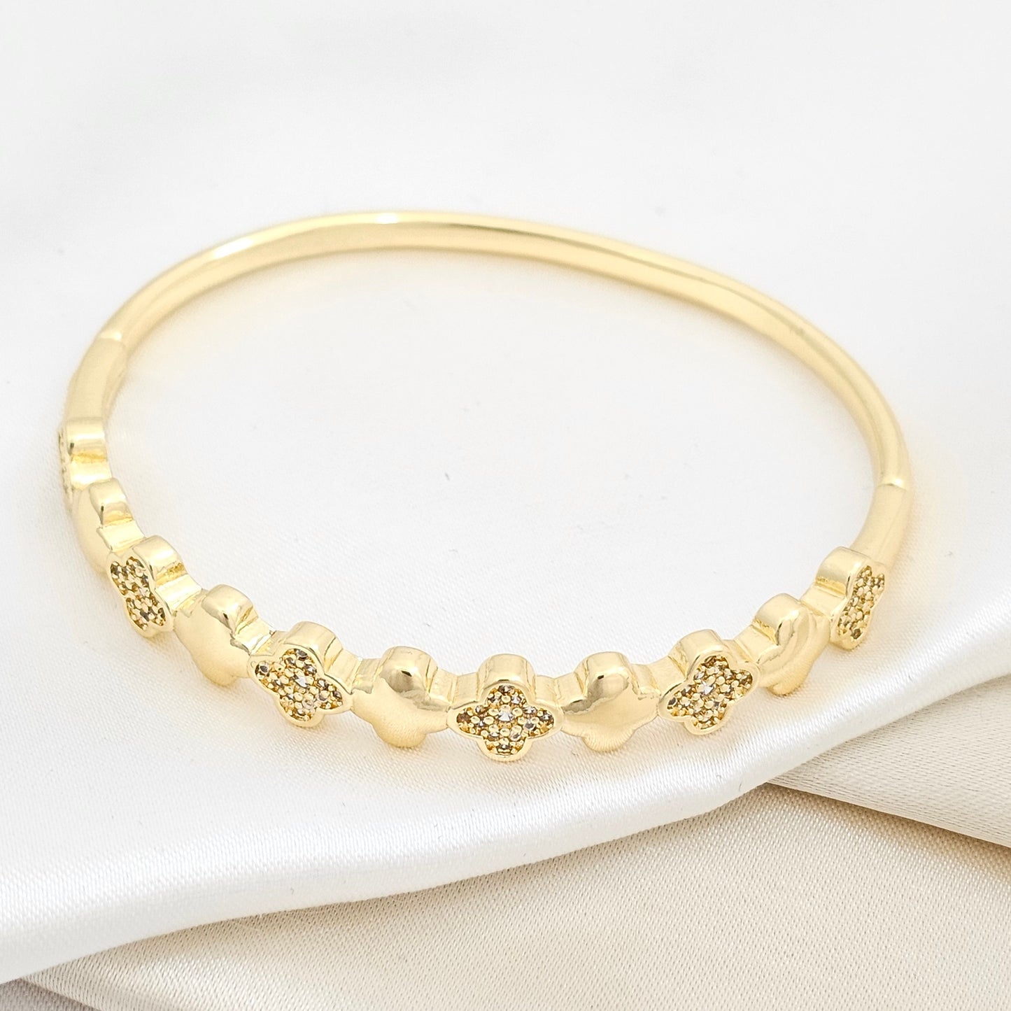 BRAZALETE TREBOL CONTINUOS LISOS Y CIRCONES DORADO RF K6270