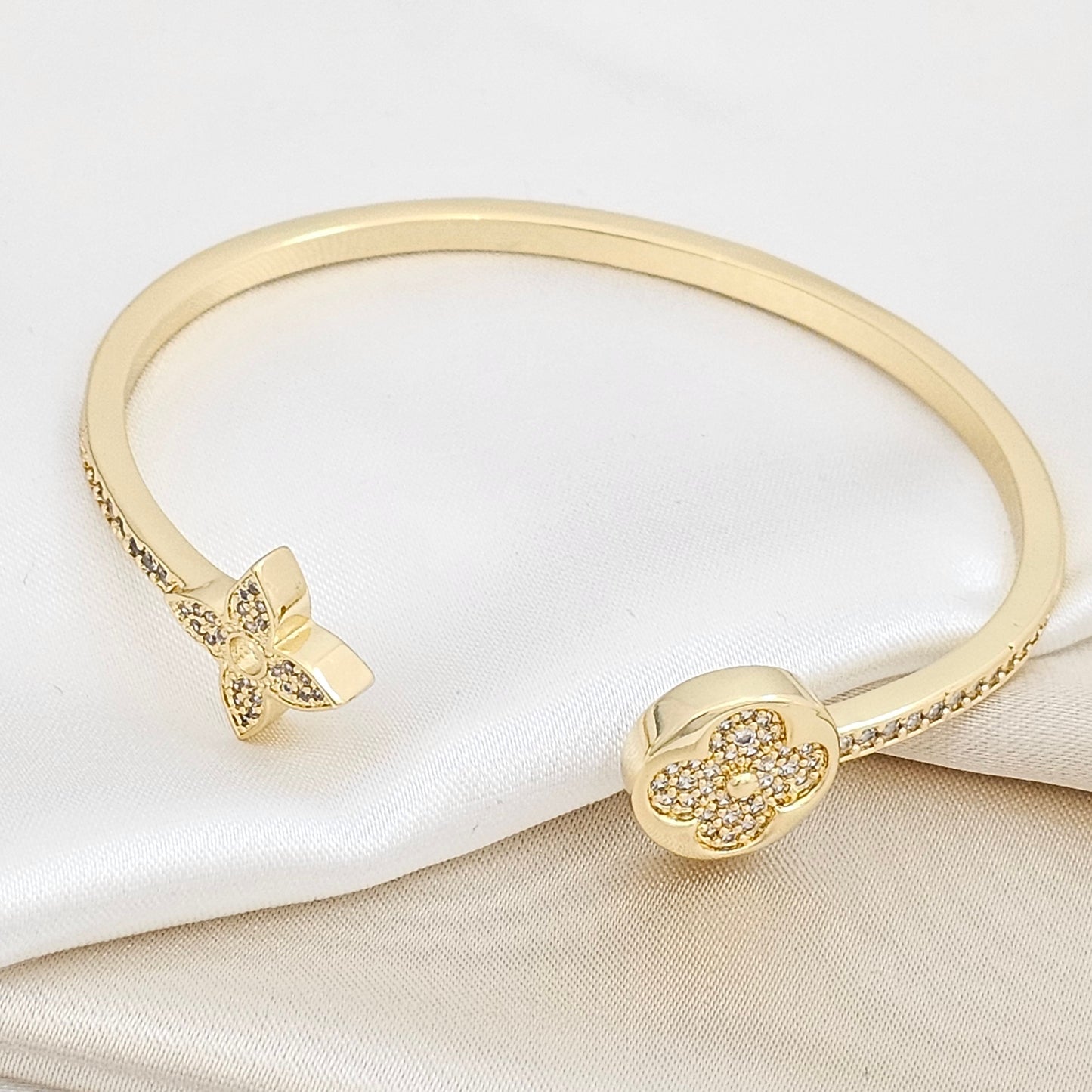BRAZALETE DOBLE FLOR CON CIRCONES DORADO RF K6315