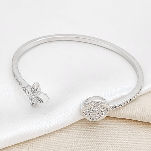 BRAZALETE DOBLE FLOR CON CIRCONES PLATEADO RF K6316