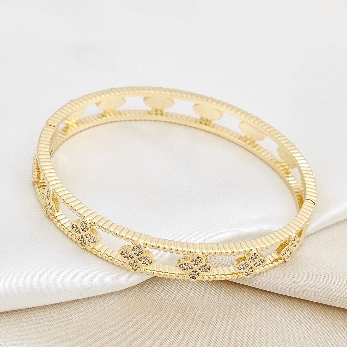 BRAZALETE FLORES PEQUEÑAS CON CIRCONES DORADO RF K6317
