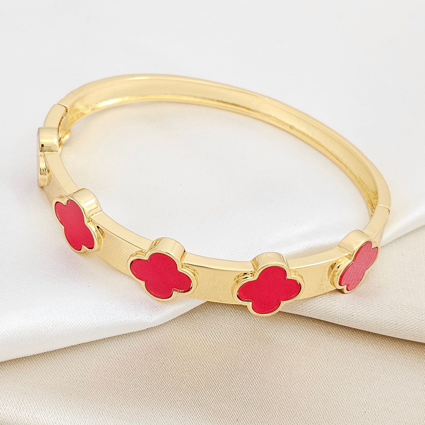BRAZALETE DORADO CINCO TREBOL ROJO RF K6320