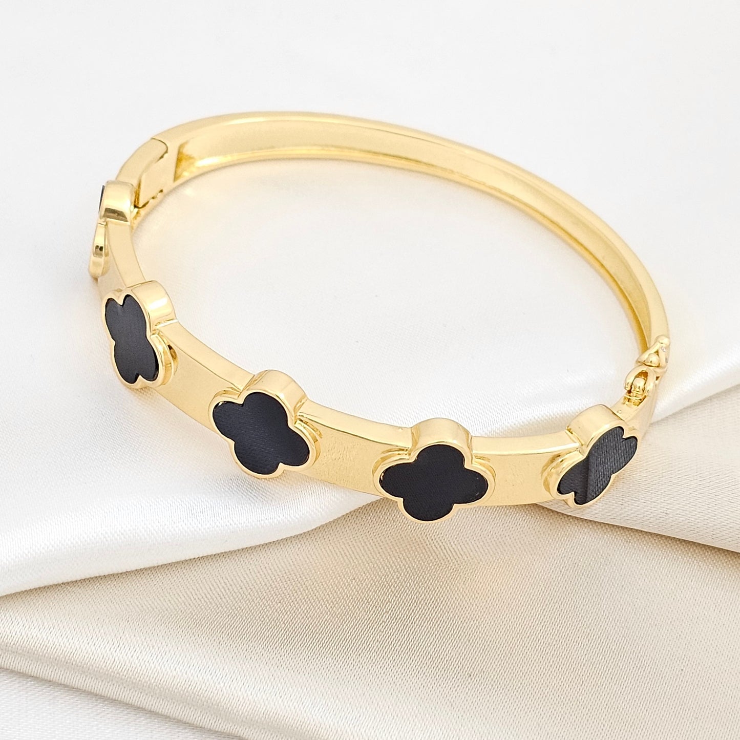 BRAZALETE DORADO CINCO TREBOL NEGRO RF K6321