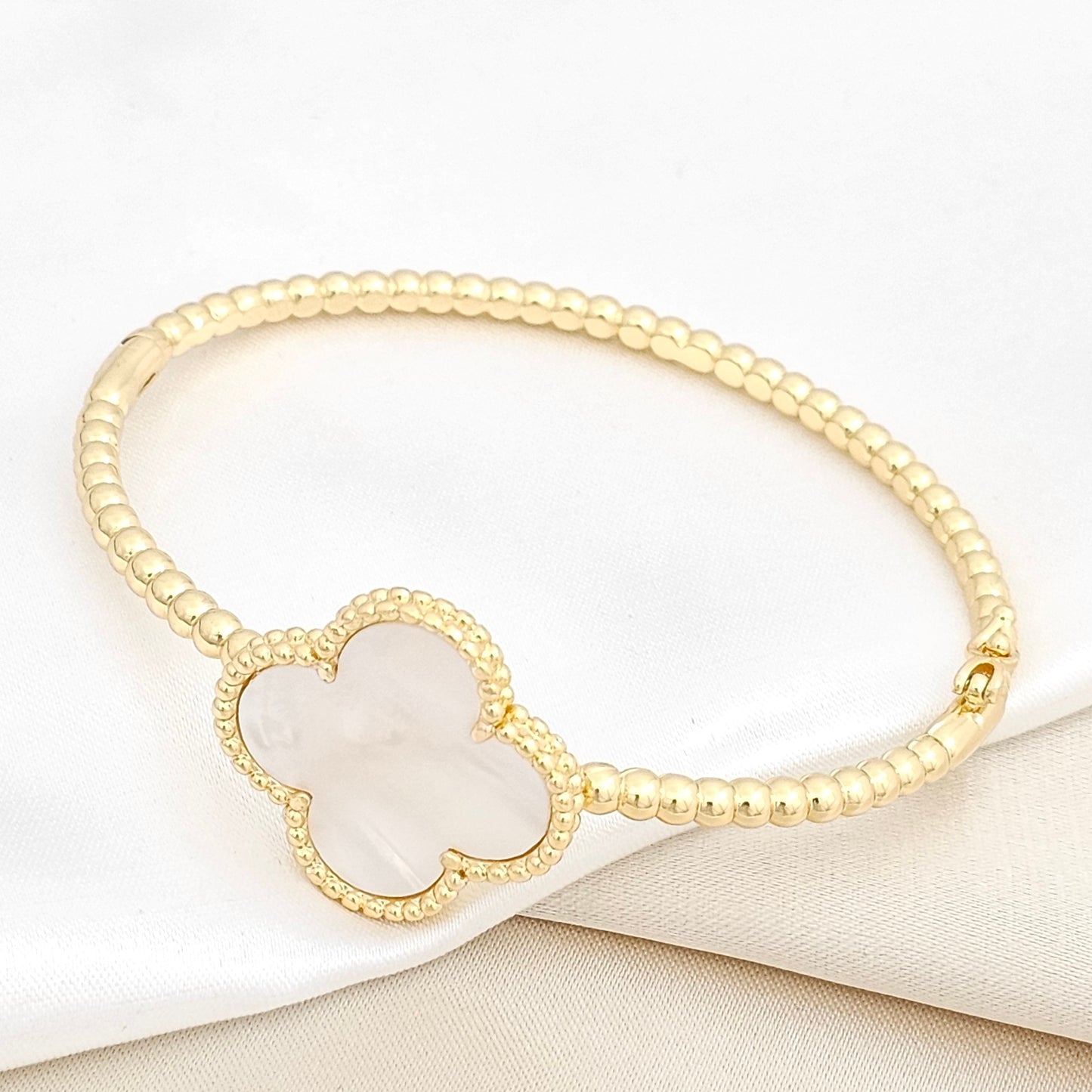 BRAZALETE DORADO TREBOL GRANDE BLANCO RF K6322