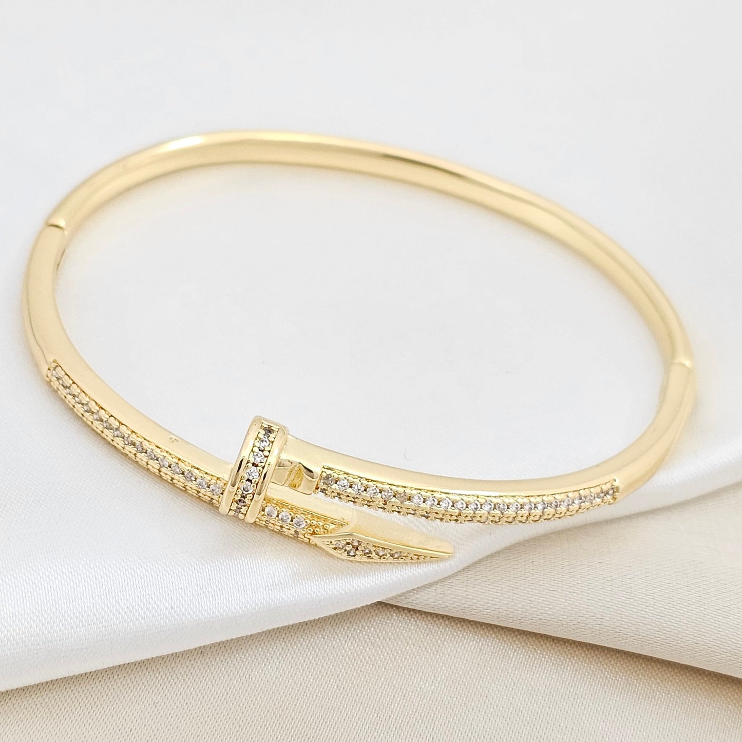 BRAZALETE CLAVO GRANDE CON CIRCONES DORADO RF K6352