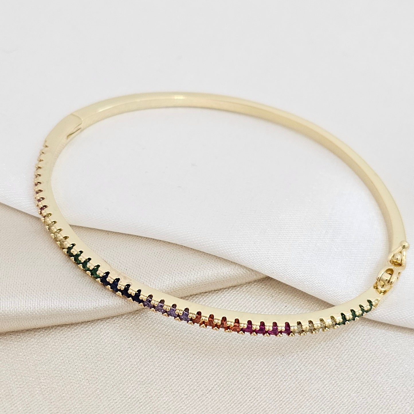 BRAZALETE LISO DORADO CON CIRCONES PEQUEÑOS DE COLORES RF K7171