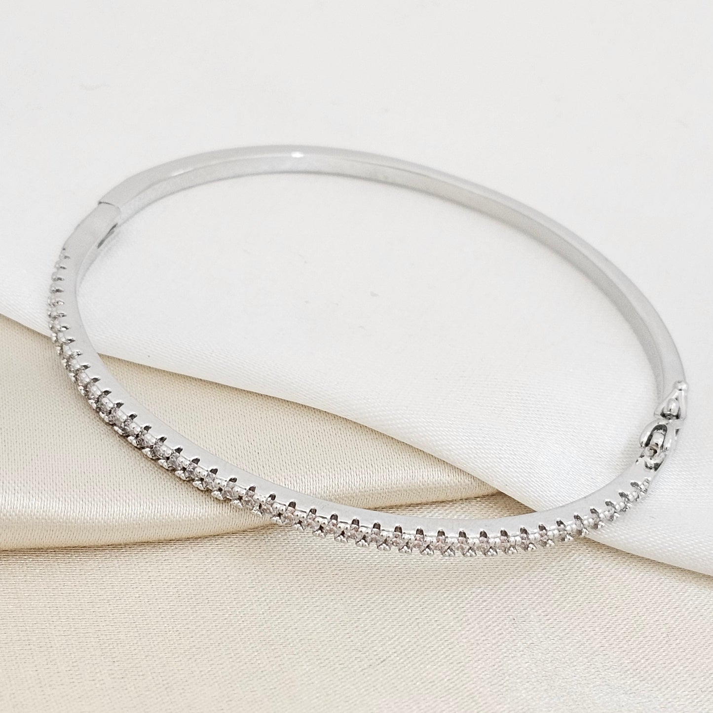 BRAZALETE LISO PLATEADO CON CIRCONES CRISTAL RF K7173