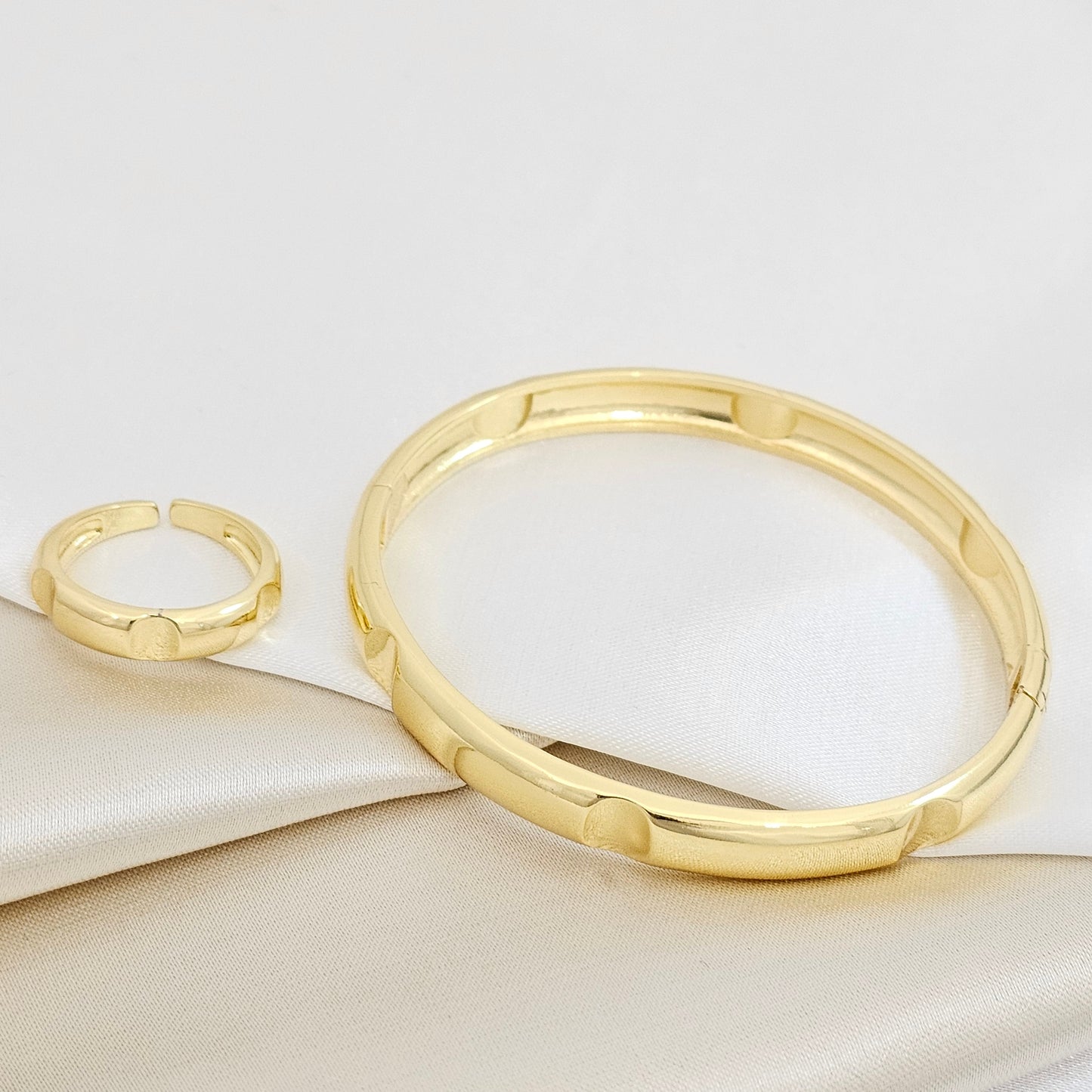 BRAZALETE Y ANILLO LISO CON ESTAMPADO DORADO RF K7184