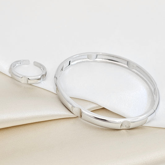 BRAZALETE Y ANILLO LISO CON ESTAMPADO PLATEADO RF K7185