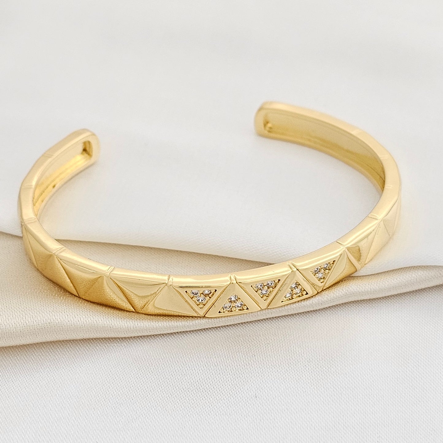 BRAZALETE TRIANGULOS ELEGANTES DORADO RF K7662