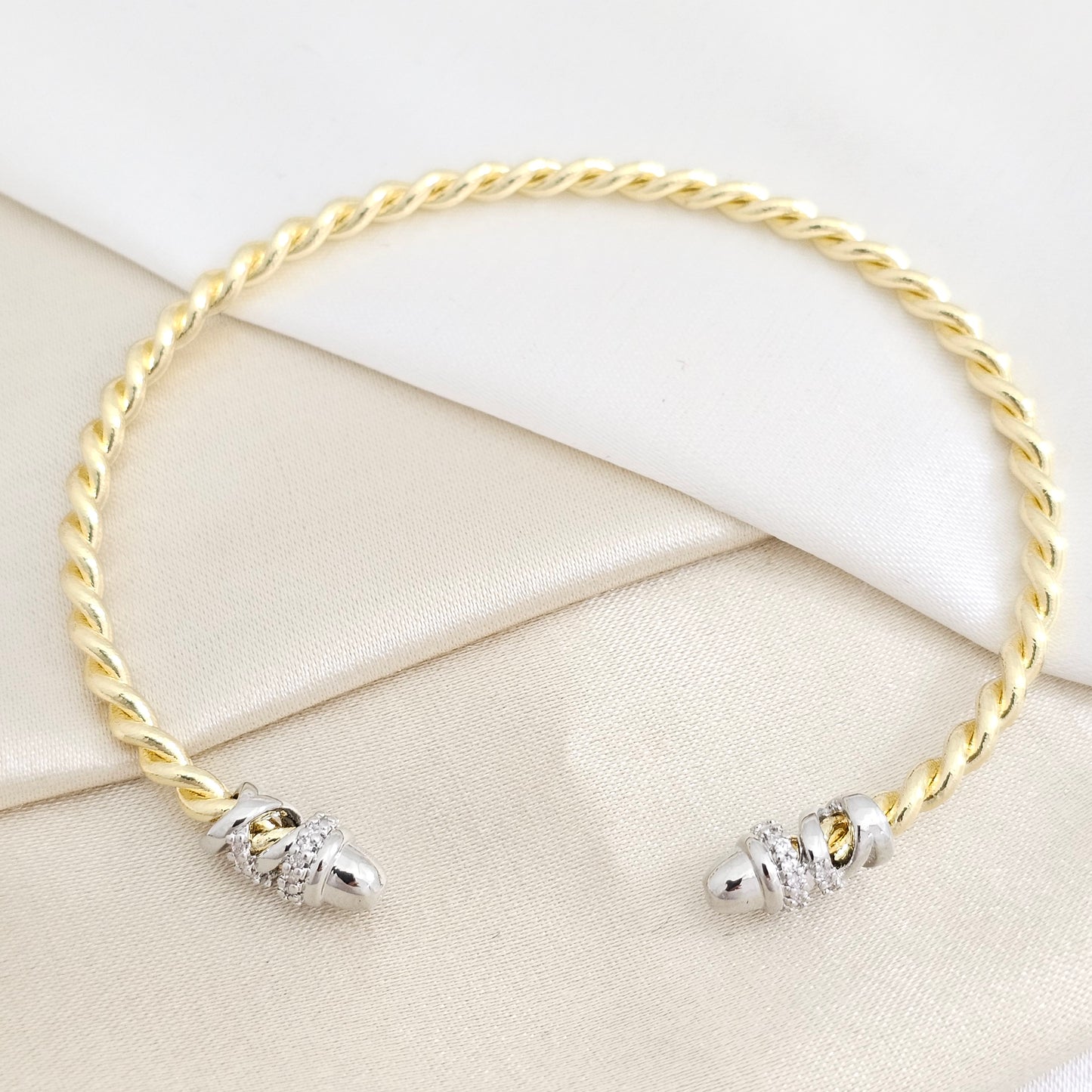 BRAZALETE TRENZA DORADO CON CIRCONES PLATEADO RF K7837