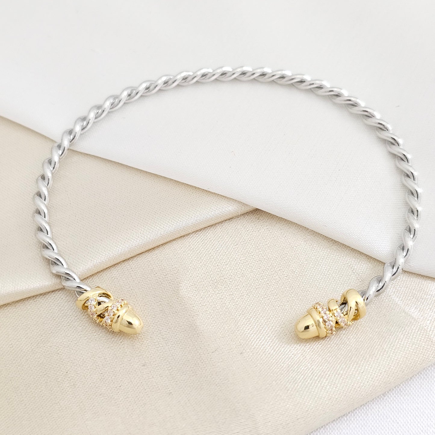 BRAZALETE TRENZA PLATEADO CON CIRCONES DORADO RF K7838