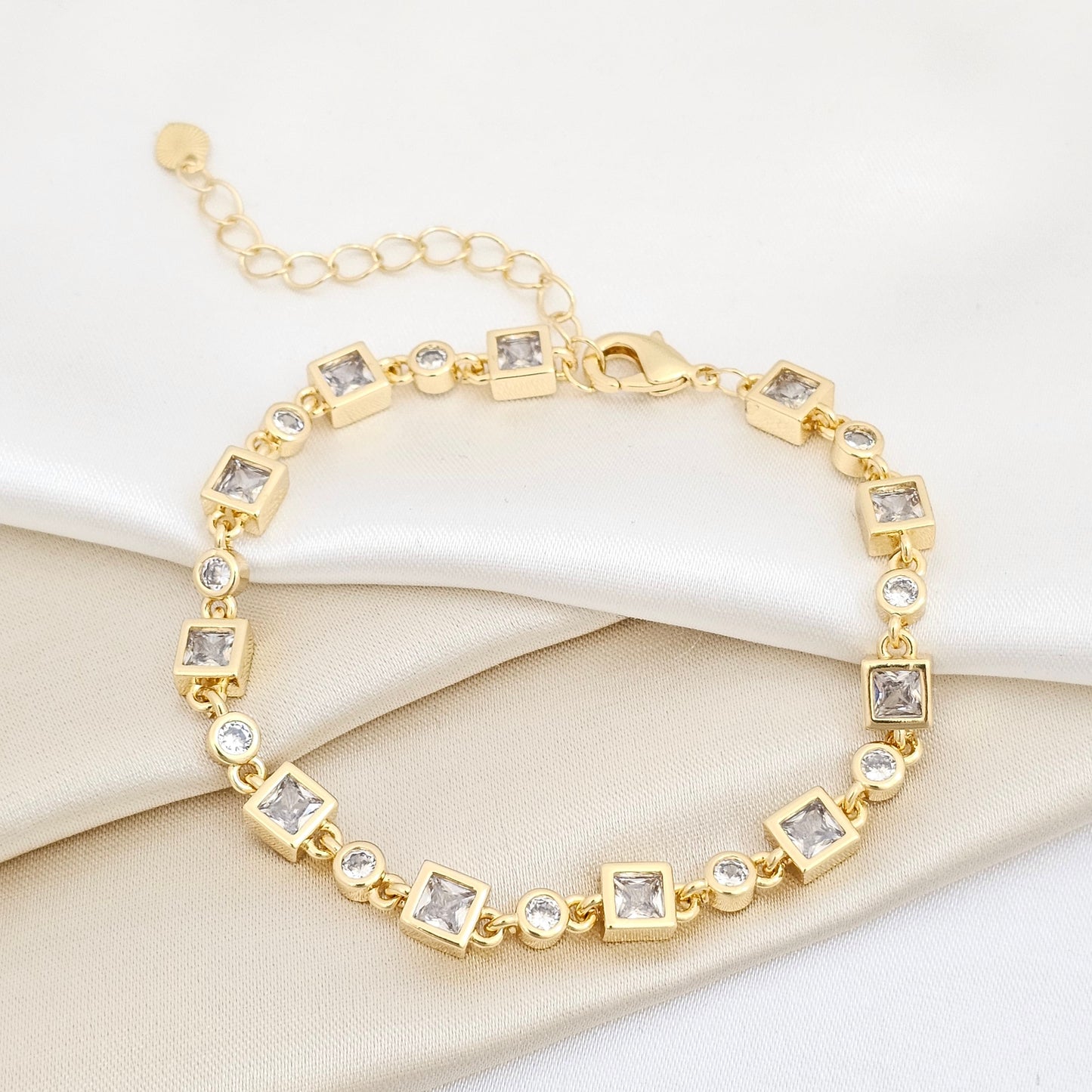PULSERA CIRCONES CUADRADOS Y REDONDOS DORADO RF K6987