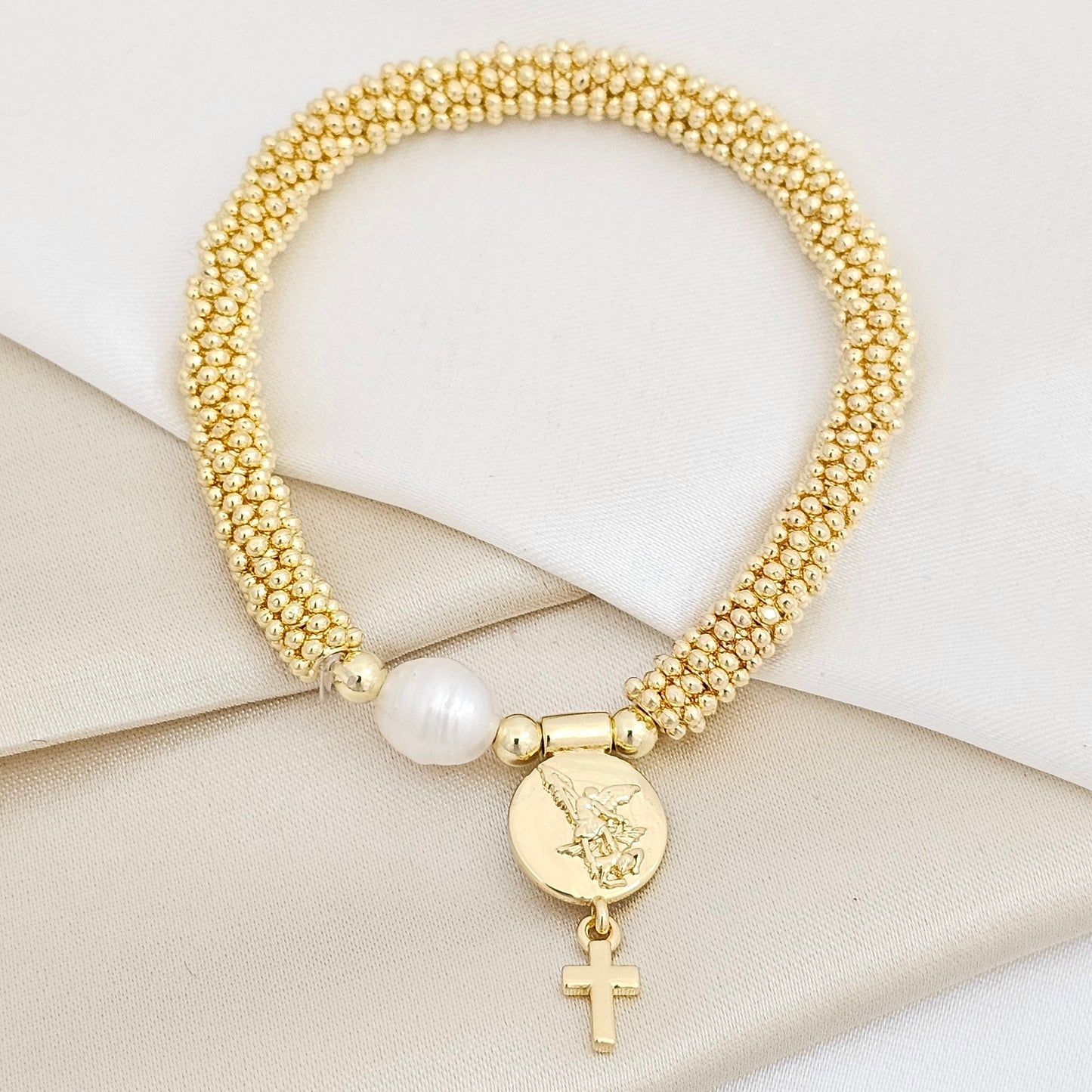 PULSERA FLEXIBLE DORADO CON PERLA Y DIJE SAN MIGUEL RF K7500