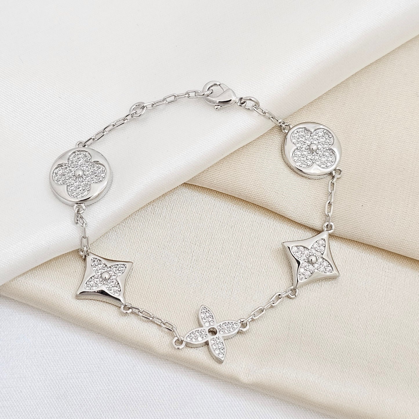 PULSERA LV TREBOL CON CIRCONES PLATEADO RF K7653