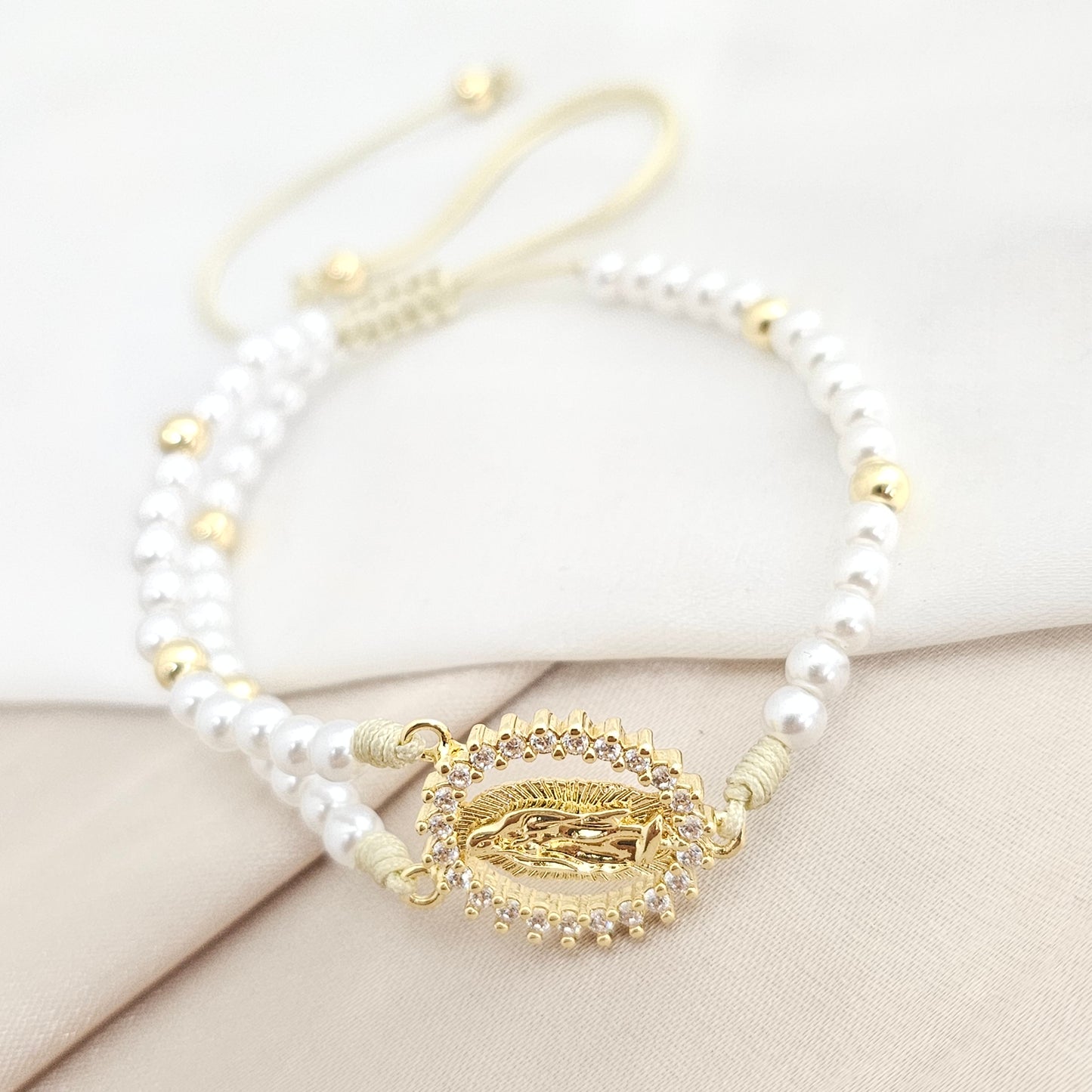 PULSERA BEIGE PERLAS Y BALINES DIJE VIRGEN CIRCONES RF K8065