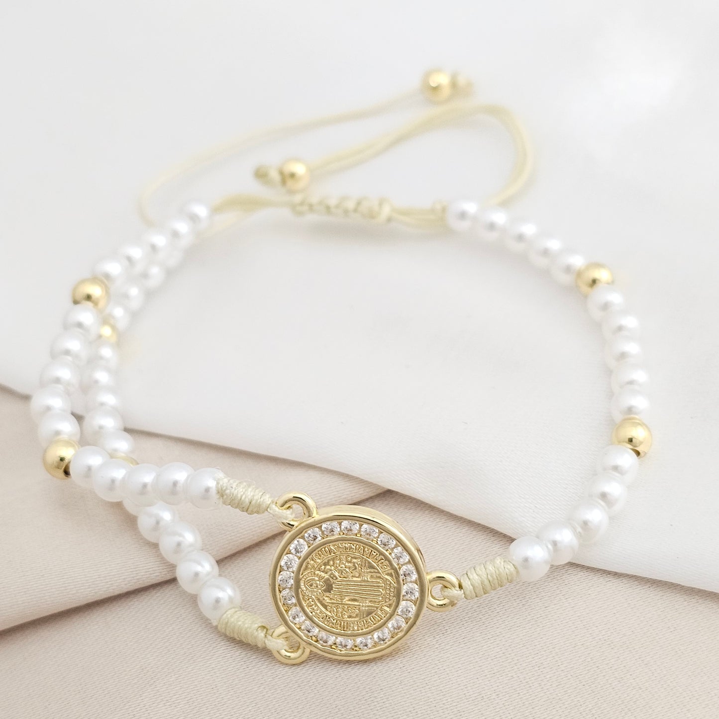 PULSERA BEIGE PERLAS Y BALINES DIJE SAN BENITO CIRCONES RF K8067