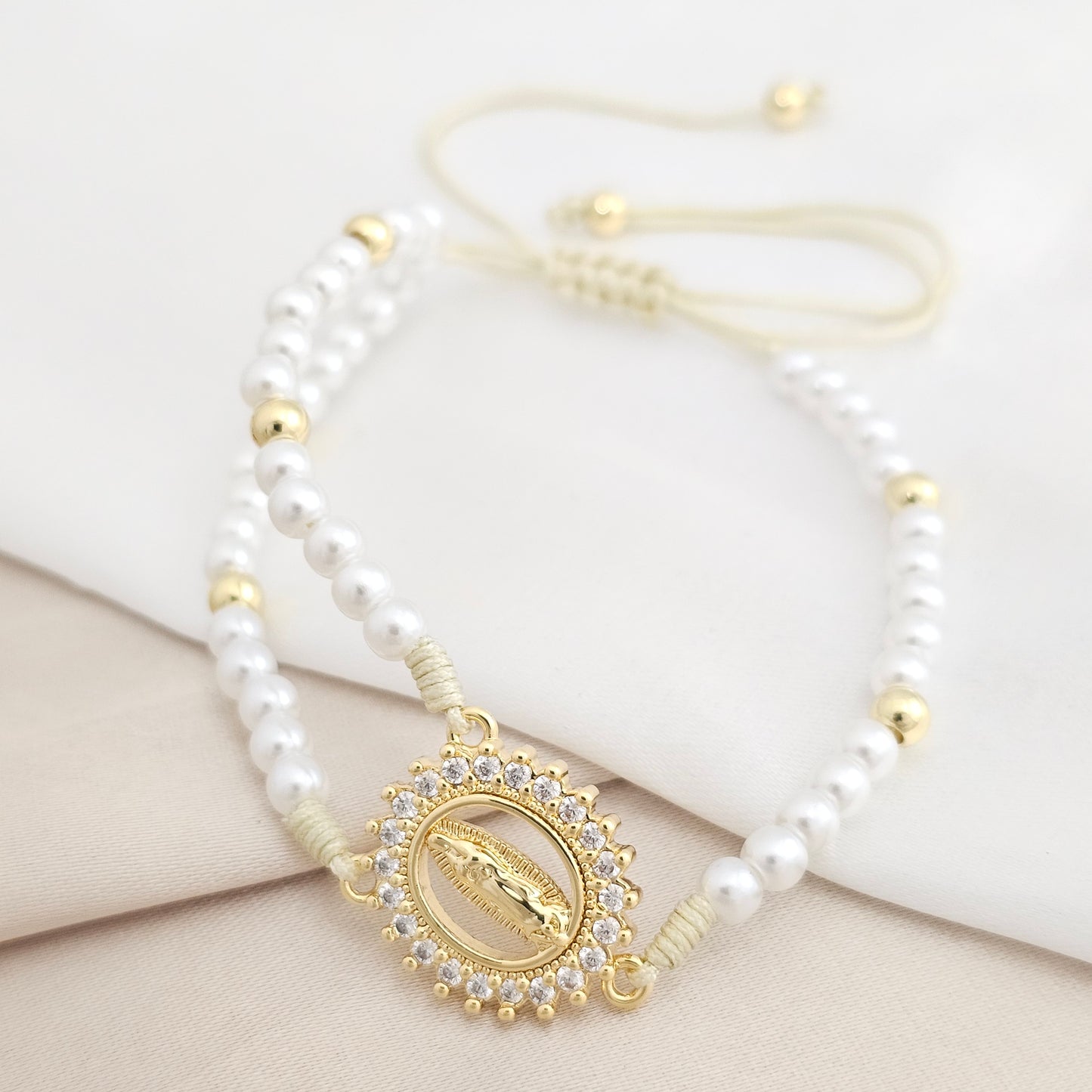 PULSERA BEIGE PERLAS Y BALINES DIJE VIRGEN GUADALUPE RF K8068