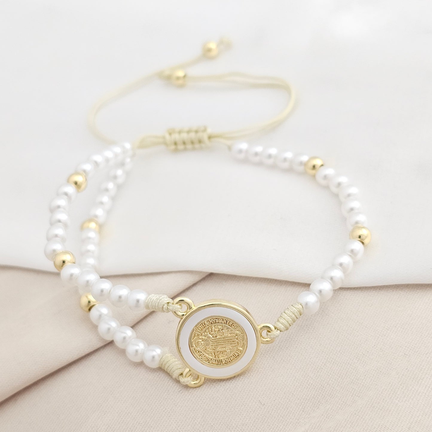 PULSERA BEIGE PERLAS Y BALINES DIJE SAN BENITO CON NACAR RF K8072
