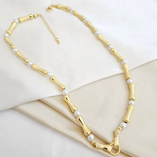 CADENA HUESOS Y PERLAS CON HERRAJE MANOS DORADO RF K4882