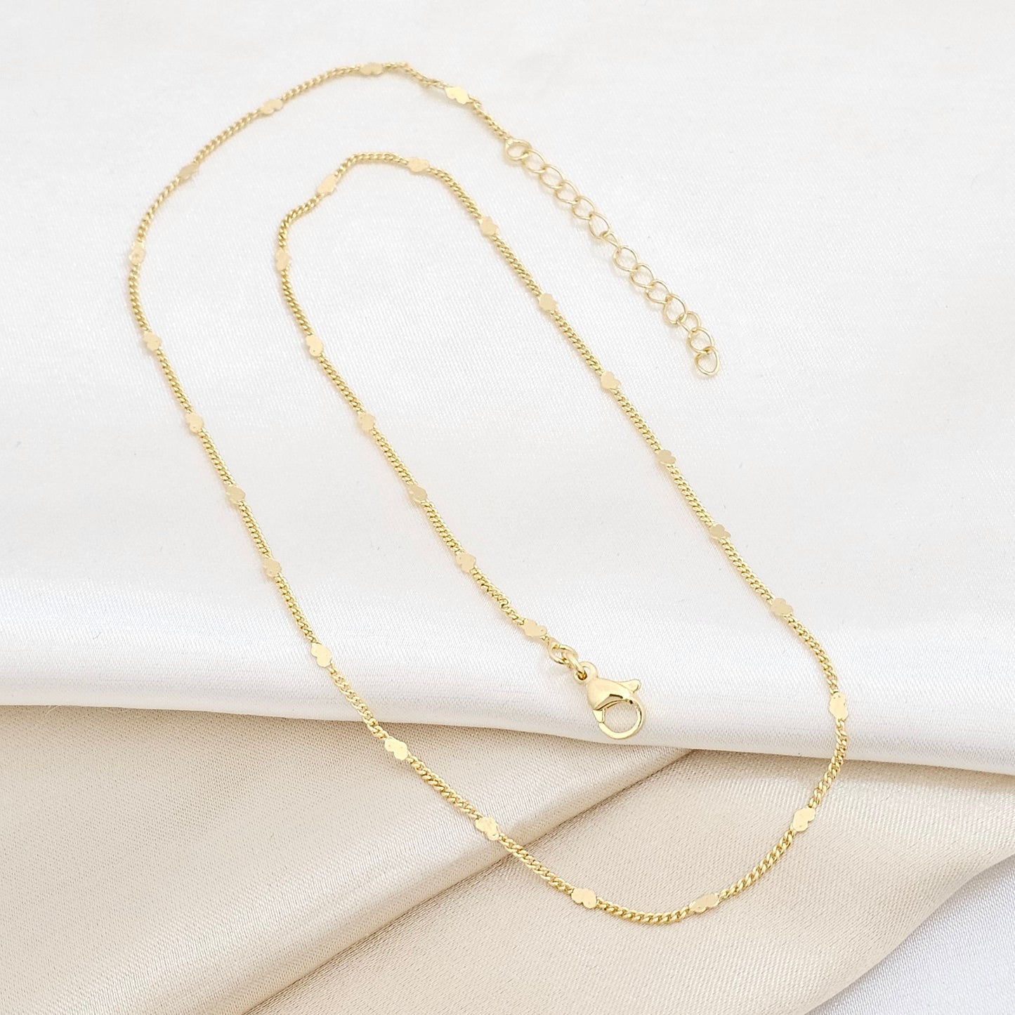 CADENA CUBANA DELGADA CON CORAZONES DORADA RF K6135