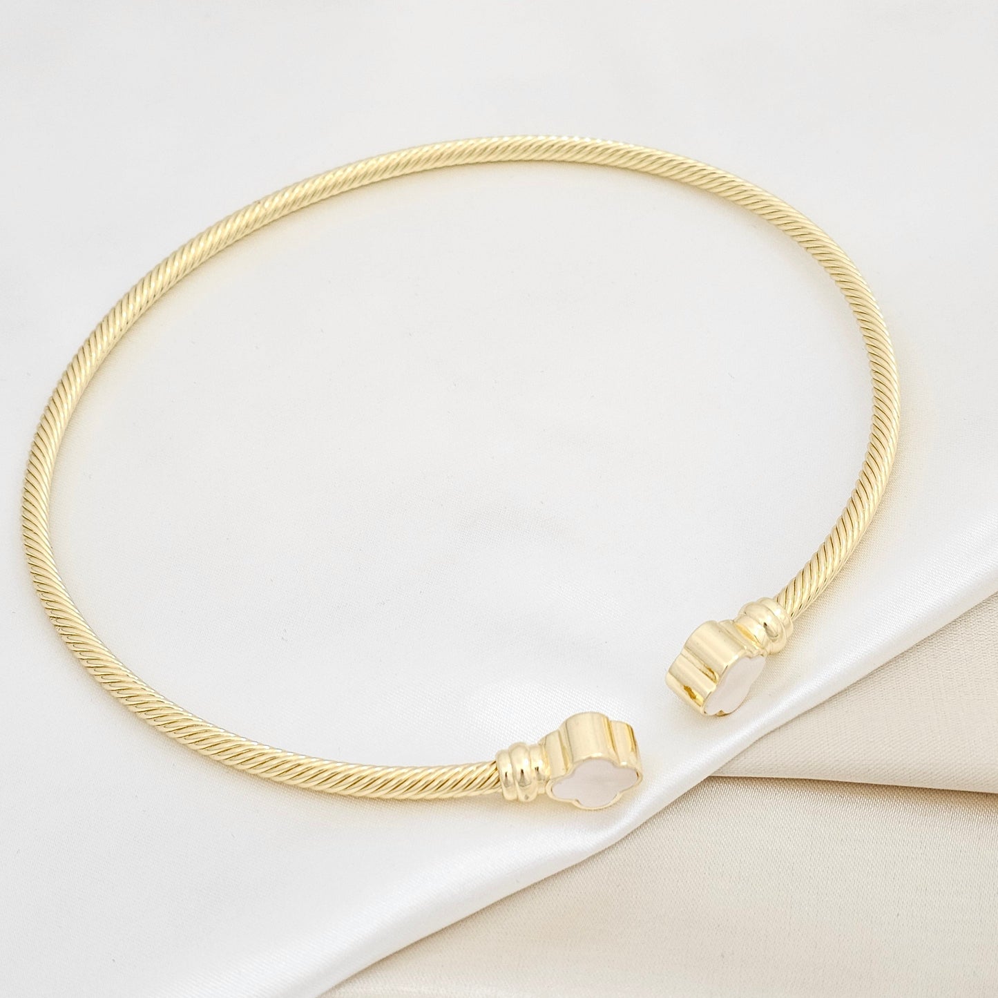 GARGANTILLA FLEXIBLE DORADO DOBLE TREBOL BLANCO RF K6326