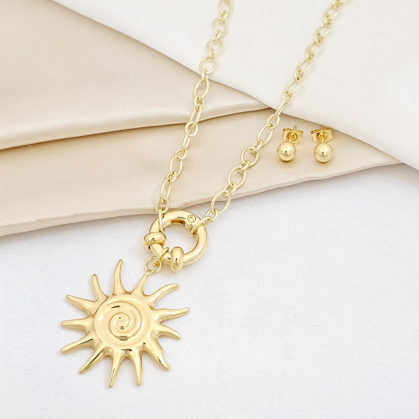 SET CADENA Y TOPO N6 AROS CON SOL DORADO RF K7551
