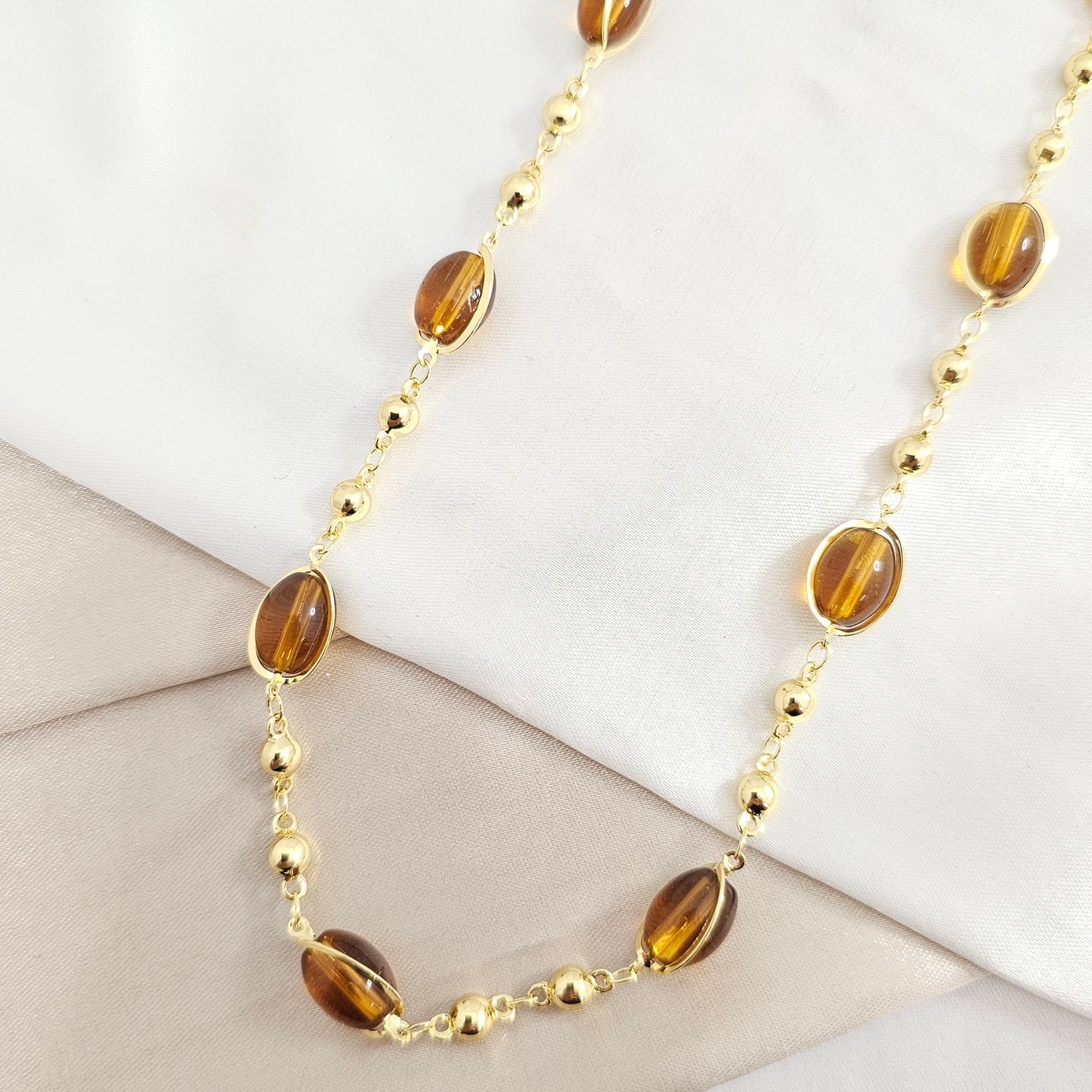 CADENA BALINES DORADO CON PERLAS DE NACAR CAFÉ RF K8083