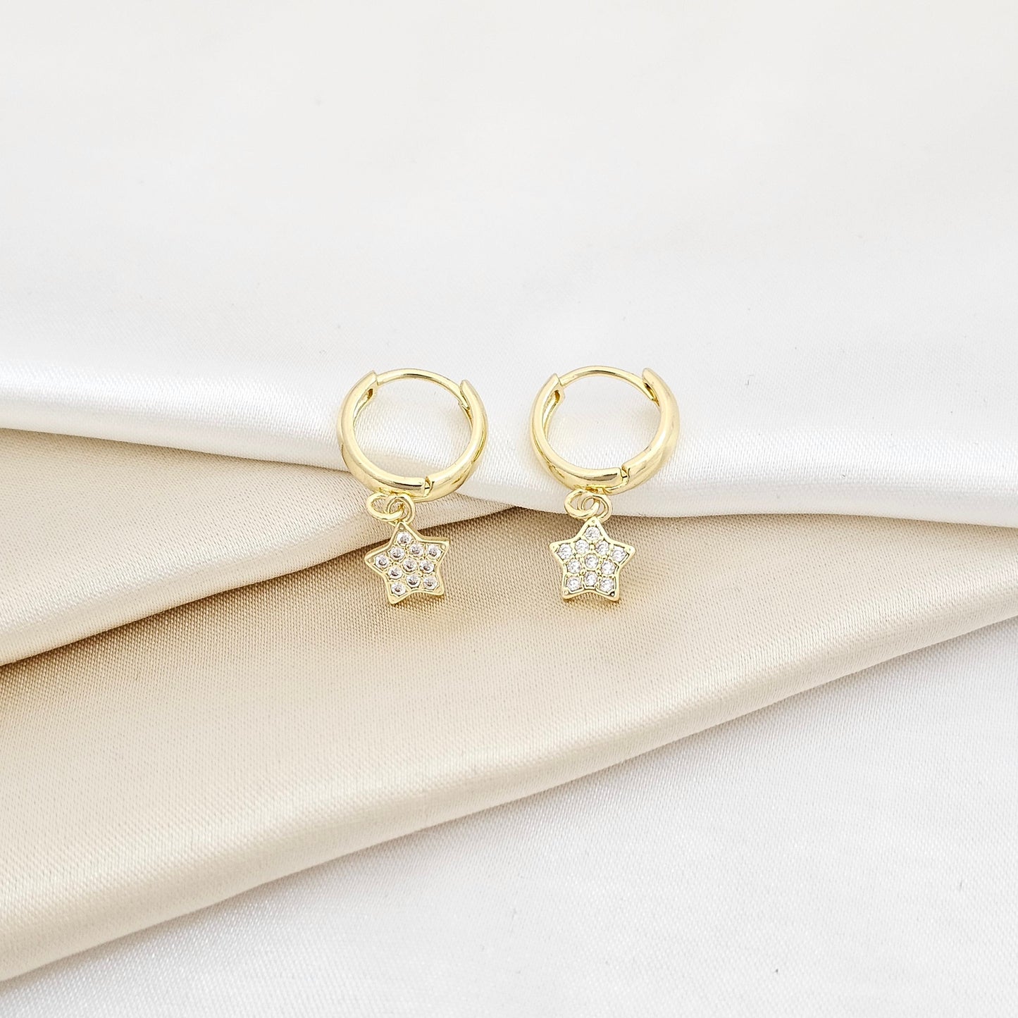 CANDONGA PEQUEÑA DIJE MINI ESTRELLA CIRCONES DORADO RF K7026