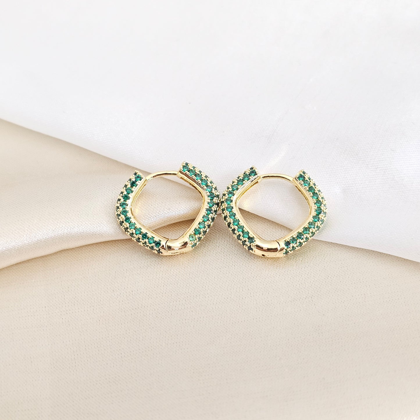 CANDONGA ROMBO DORADO CIRCONES VERDES RF K7913