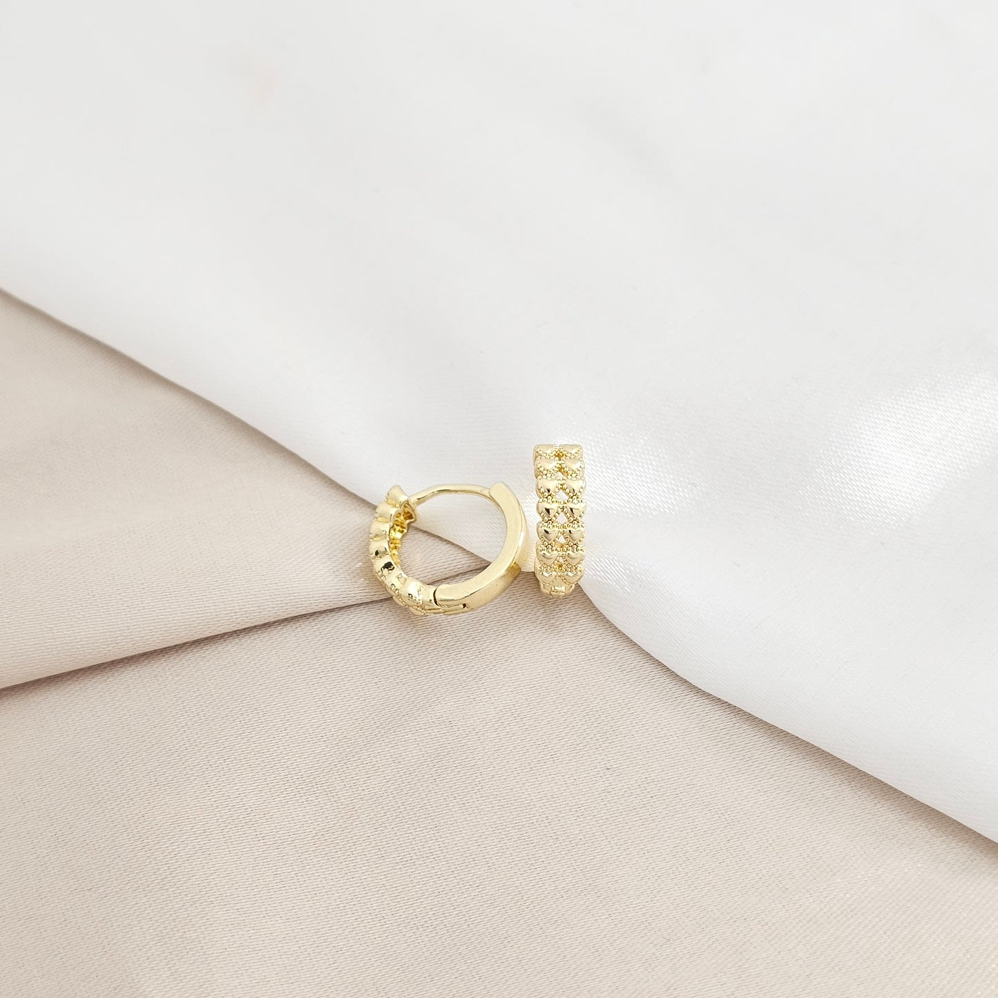 CANDONGA PEQUEÑA DOBLE FILA DE CORAZONES DORADO RF K8135