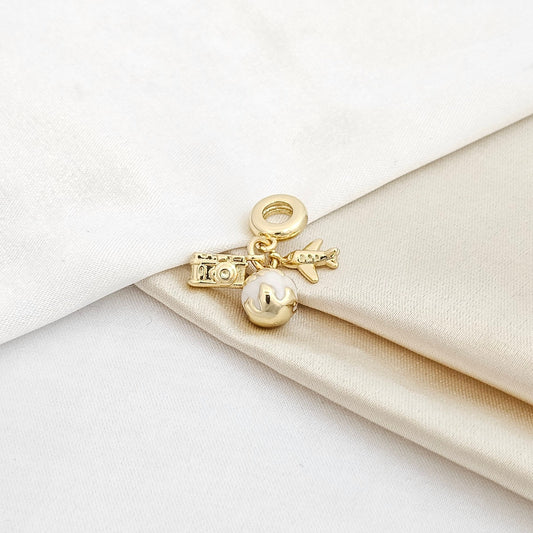 CHARM PLANETA BLANCO AVION Y CAMARA DORADO RF K5228
