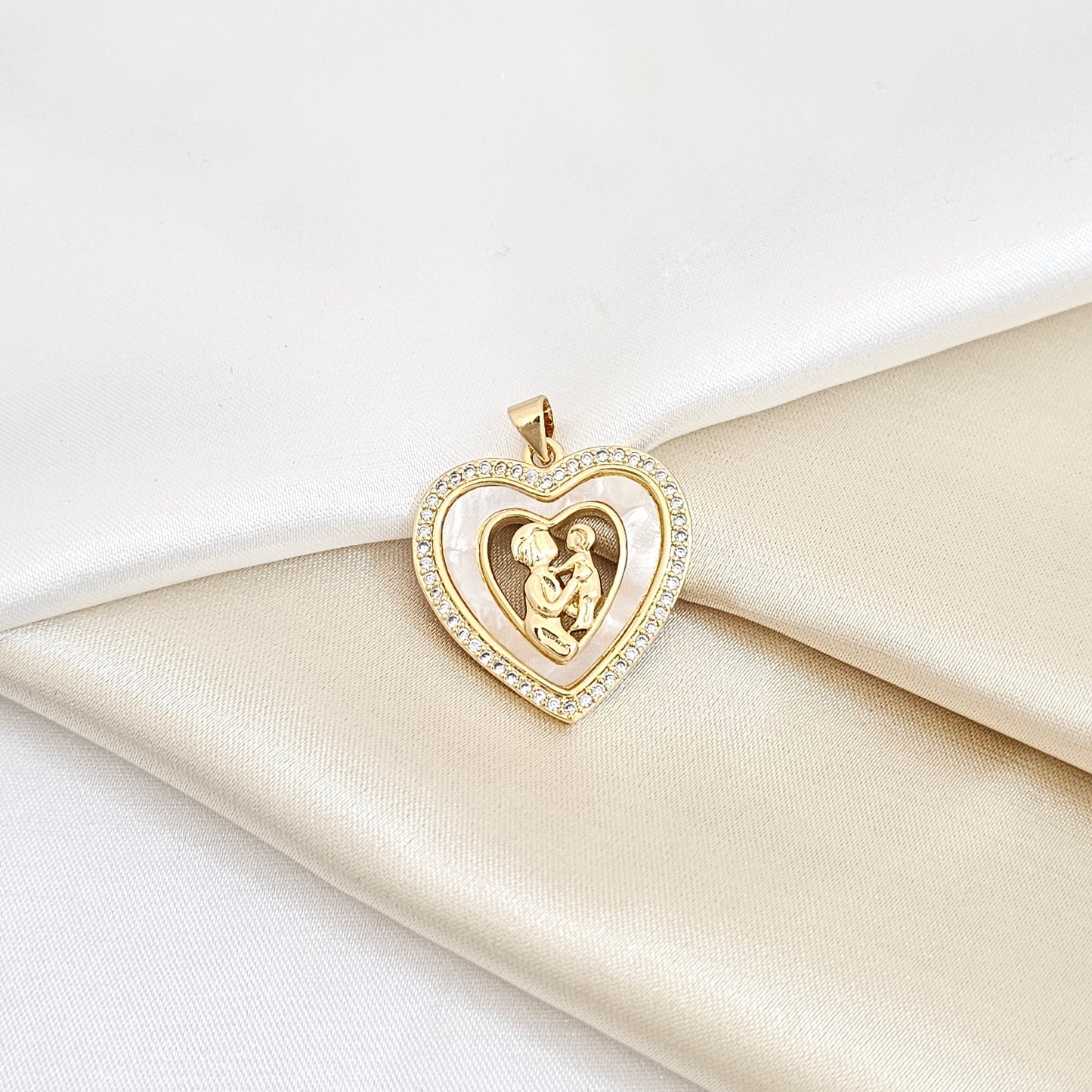 DIJE CORAZON NACAR CON MUJER Y NIÑO DORADO RF K5564