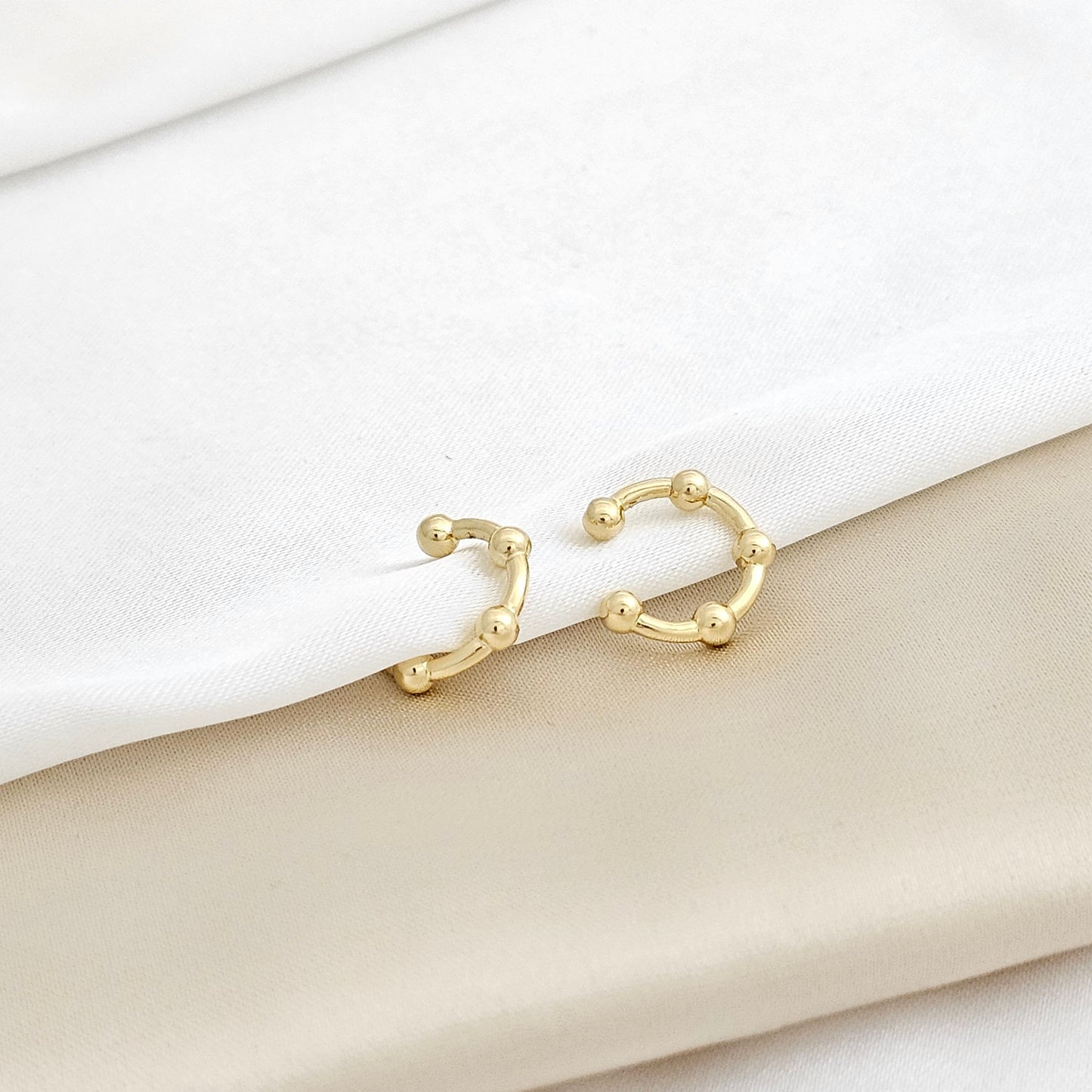 EARCUFF PEQUEÑO CON BALINES DORADO RF K3385
