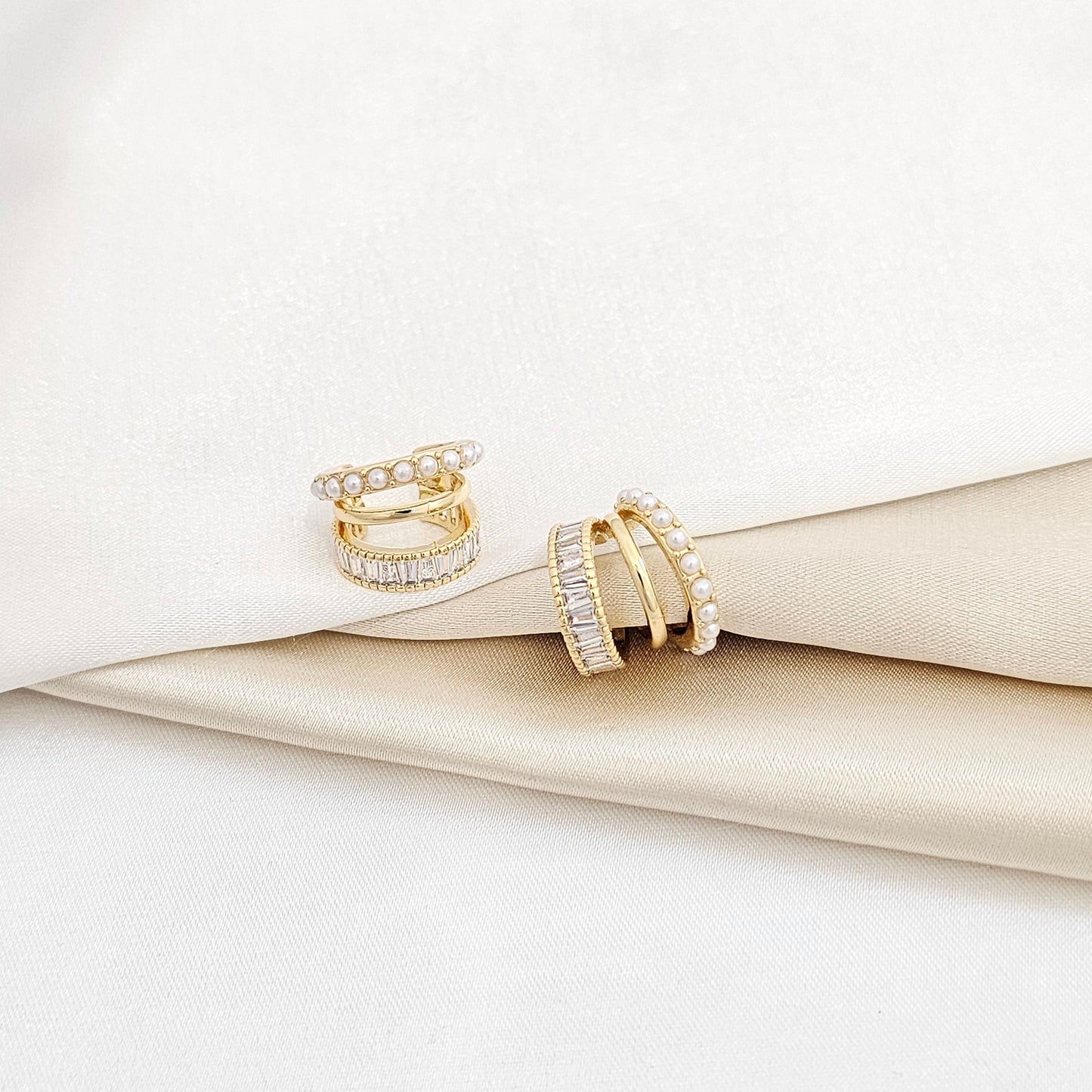 EARCUFF TRES LINEAS CON CIRCONES Y PERLAS DORADO RF K5703