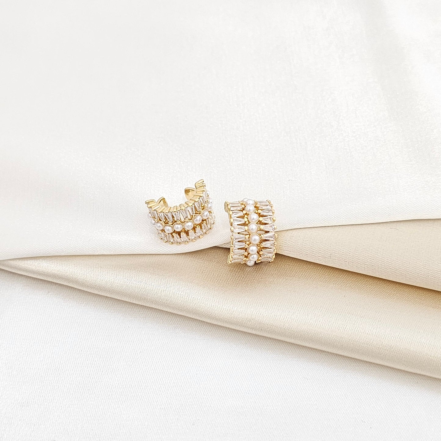 EARCUFF ELEGANTE PERLAS Y CIRCONES DORADO RF K5708