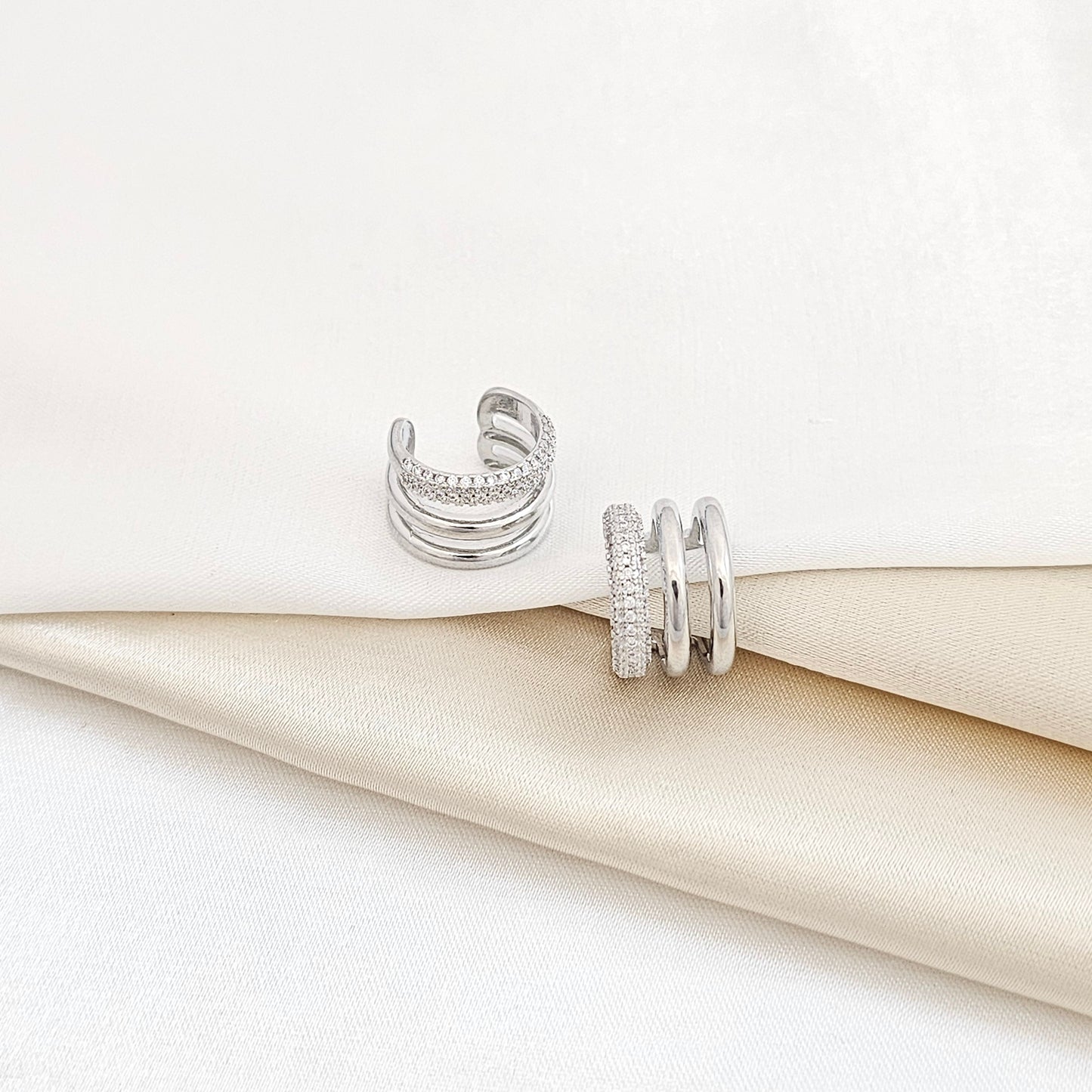 EARCUFF TRES LINEAS LISAS Y CIRCONES PLATEADO RF K5710