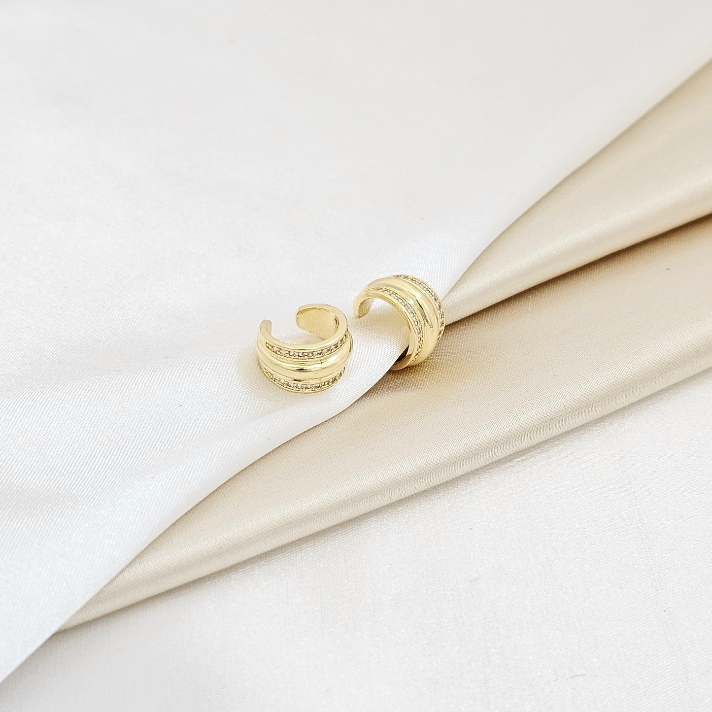 EARCUFF DOS LINEAS CON CIRCONES DORADO RF K6160