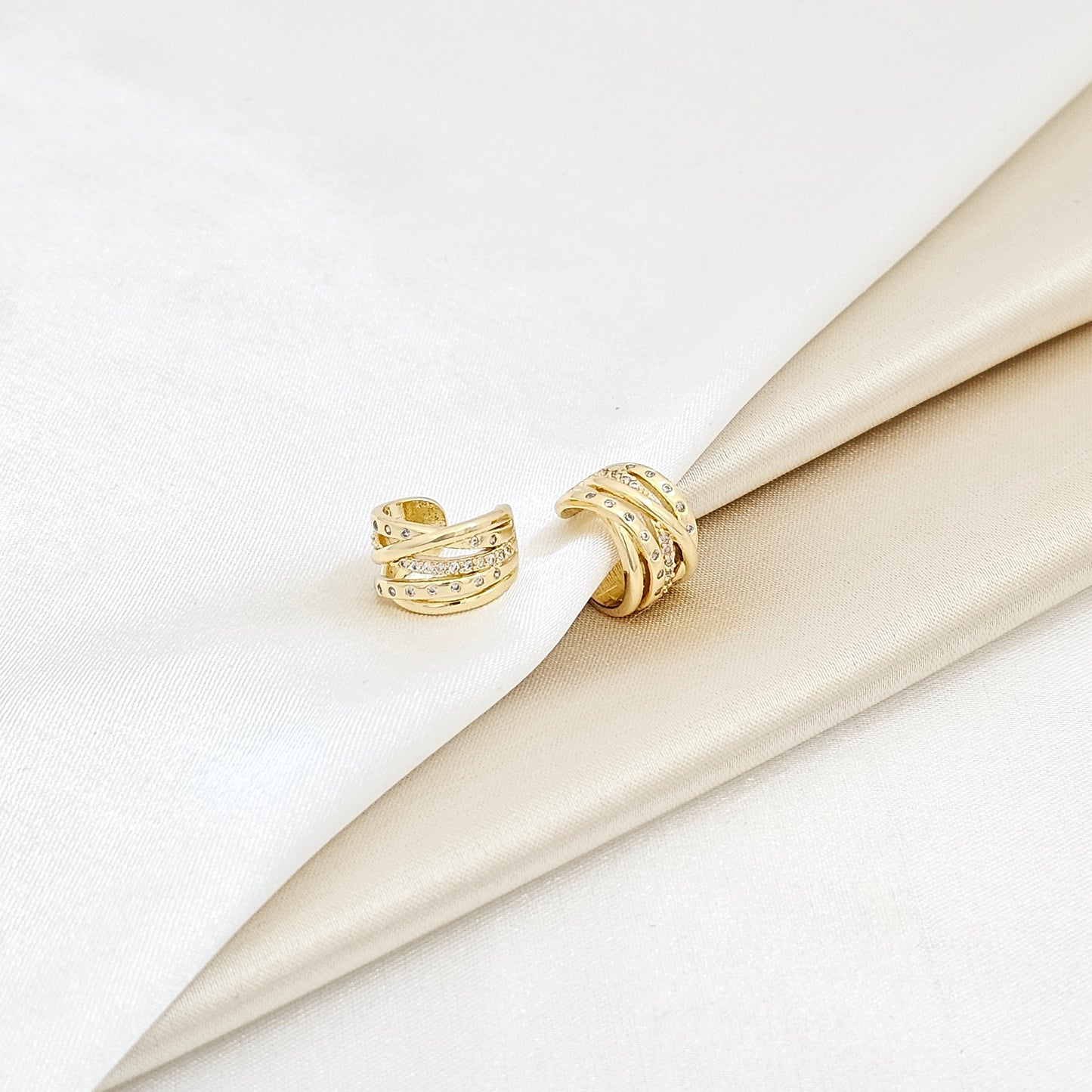 EARCUFF LINEAS ENTRELAZADO CON CIRCONES DORADO RF K6166