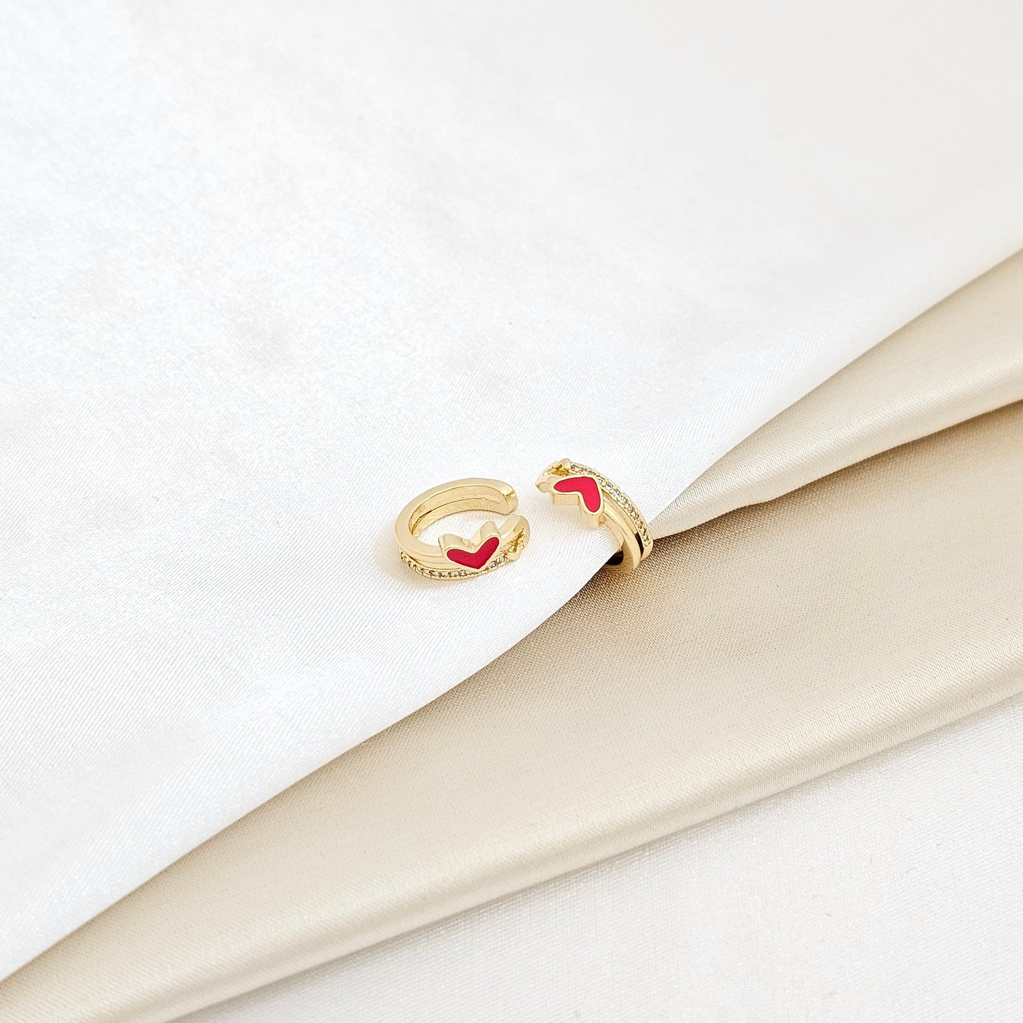 EARCUFF CORAZON ROJO CON CIRCONES DORADO RF K6186
