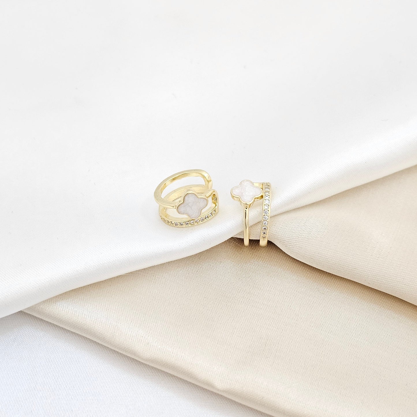 EARCUFF DOBLE LINEA DORADO TREBOL BLANCO RF K6259